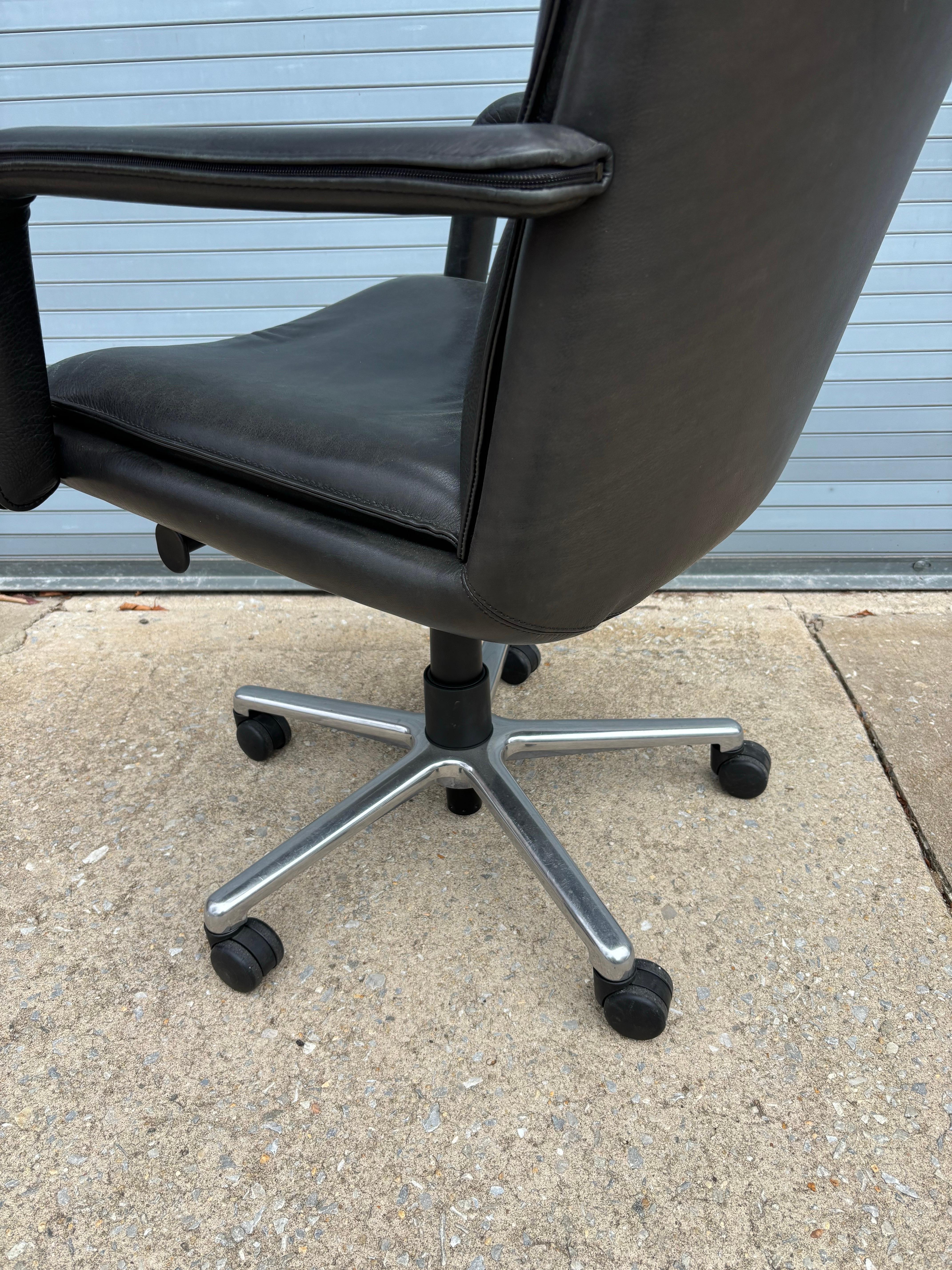 Keilhauer Elite 597 Schwarzer Lederstuhl für Schreibtisch oder Konferenztisch.  Der Sitz des Stuhls ist von 17