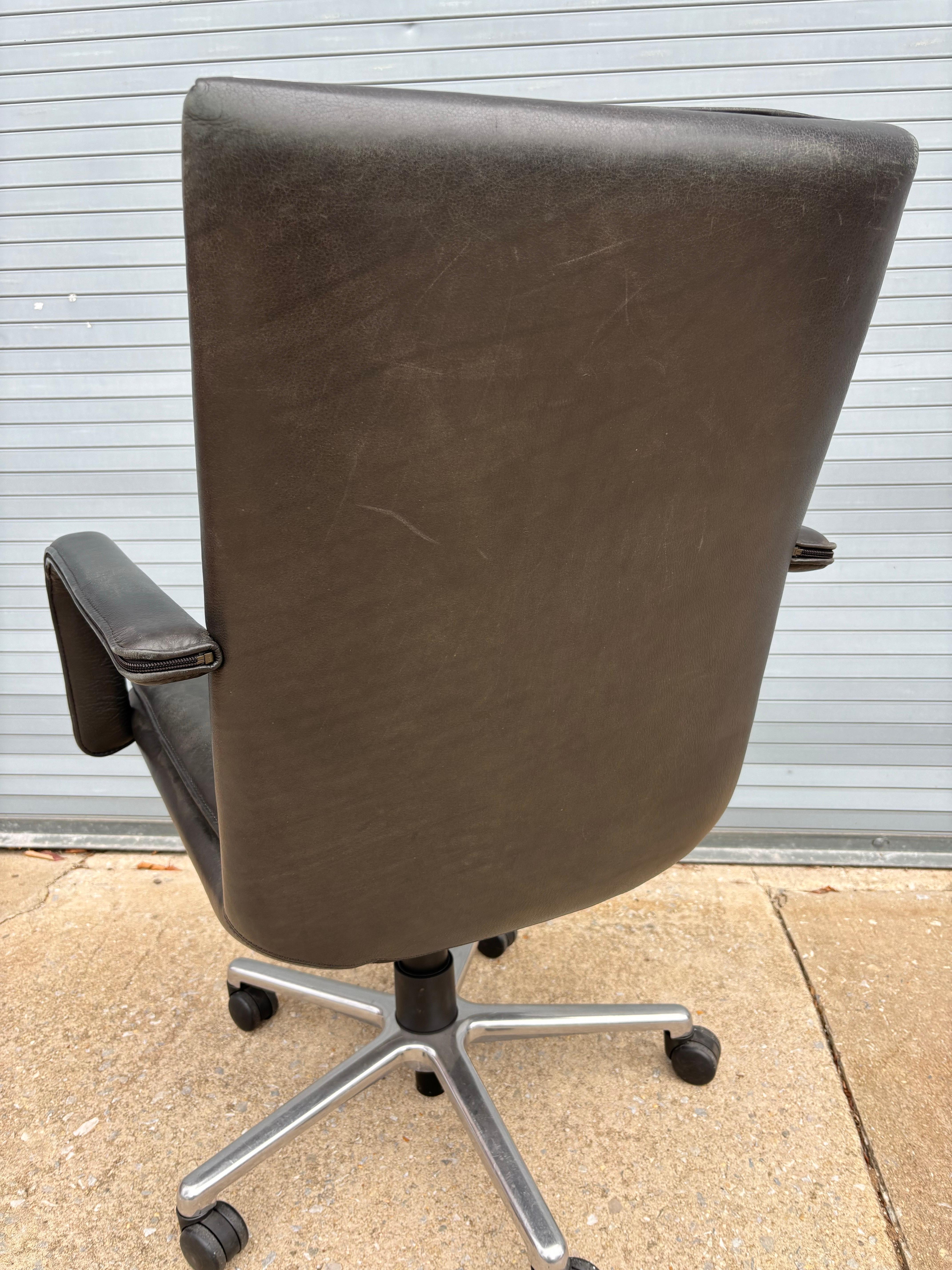 Keilhauer Elite 597 Chefschreibtischstuhl aus schwarzem Leder (Moderne) im Angebot