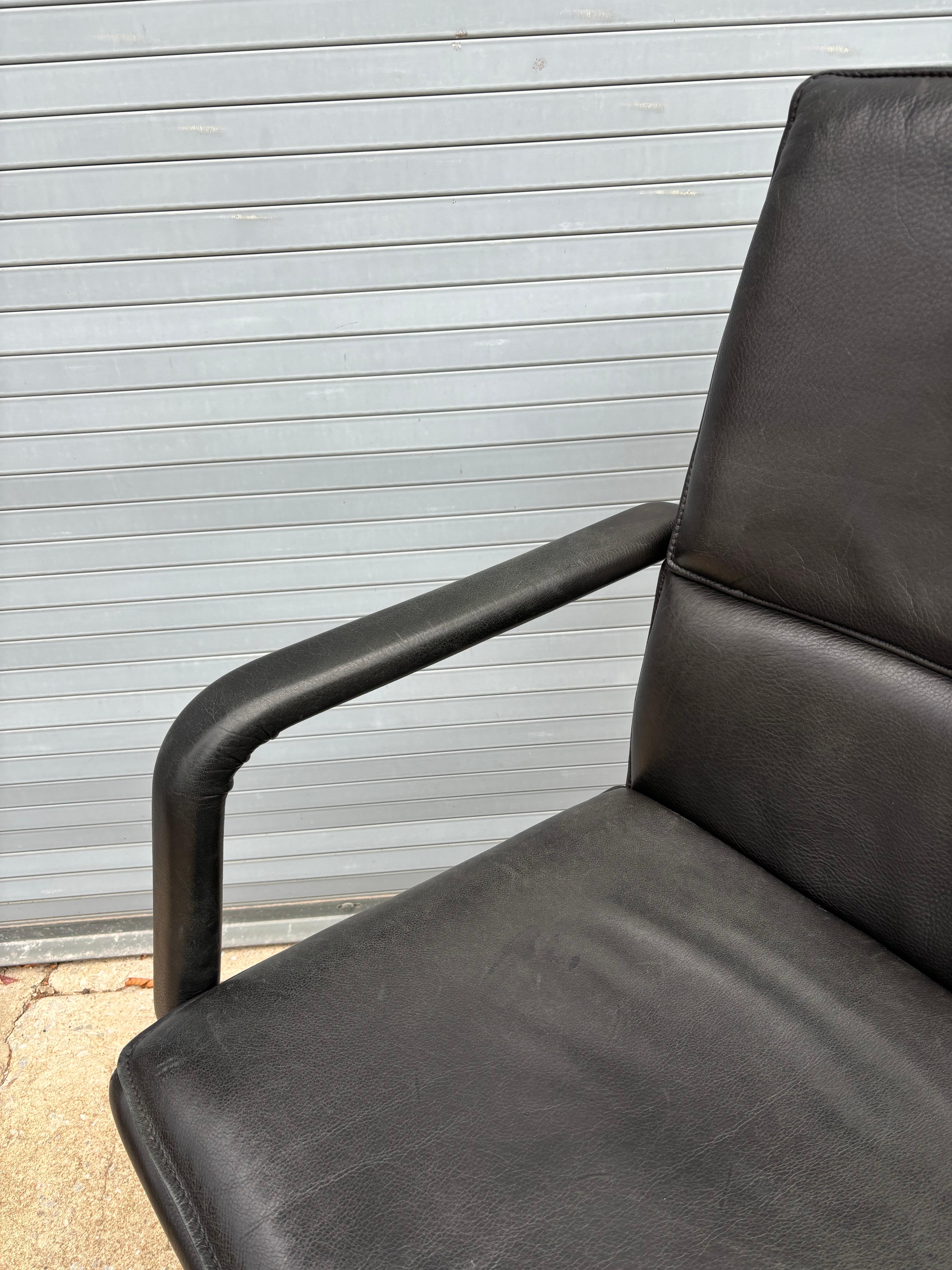 Keilhauer Elite 597 Chefschreibtischstuhl aus schwarzem Leder (Kanadisch) im Angebot