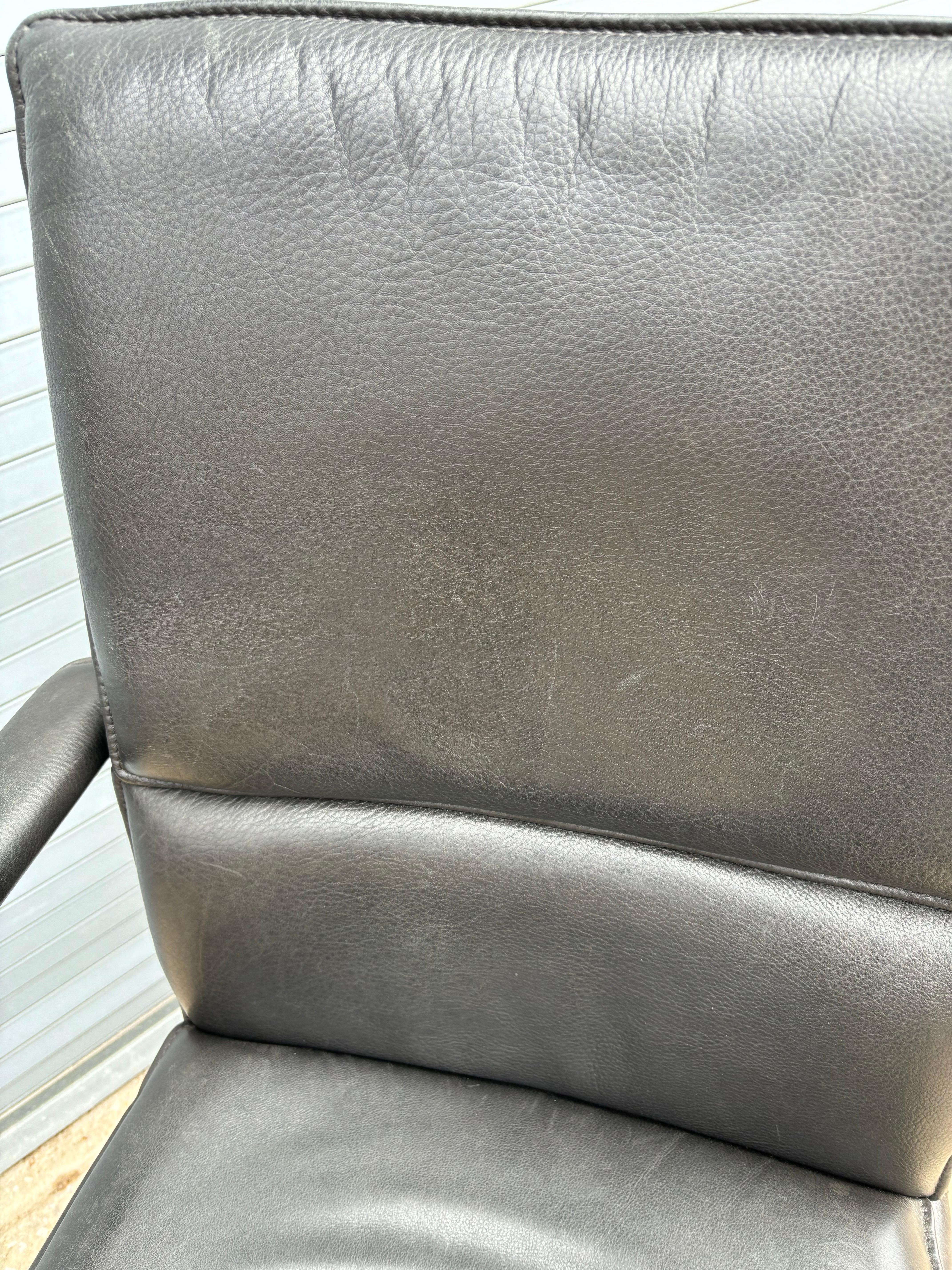 Keilhauer Elite 597 Chefschreibtischstuhl aus schwarzem Leder im Zustand „Gut“ im Angebot in Philadelphia, PA