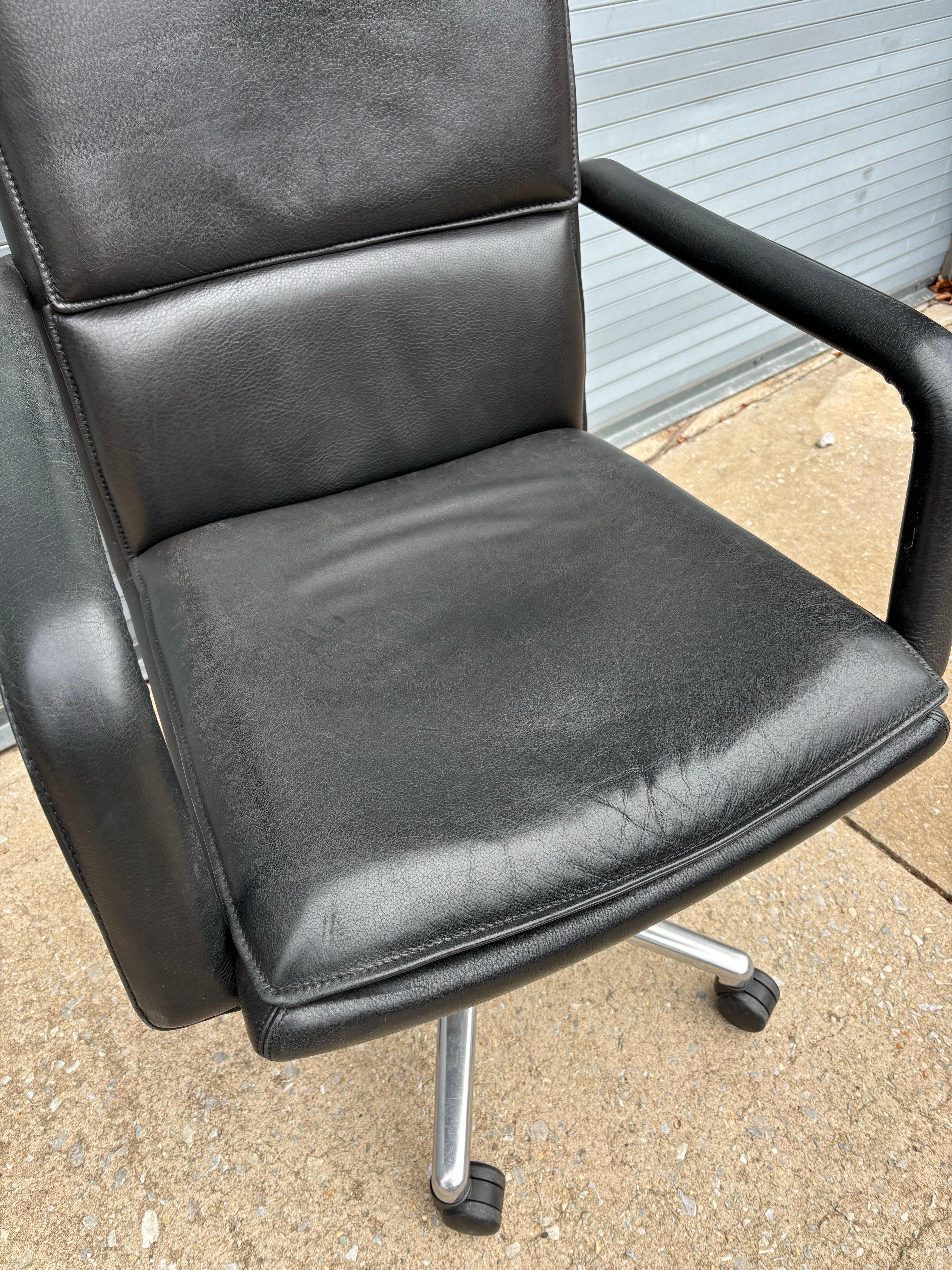 Keilhauer Elite 597 Chefschreibtischstuhl aus schwarzem Leder (21. Jahrhundert und zeitgenössisch) im Angebot