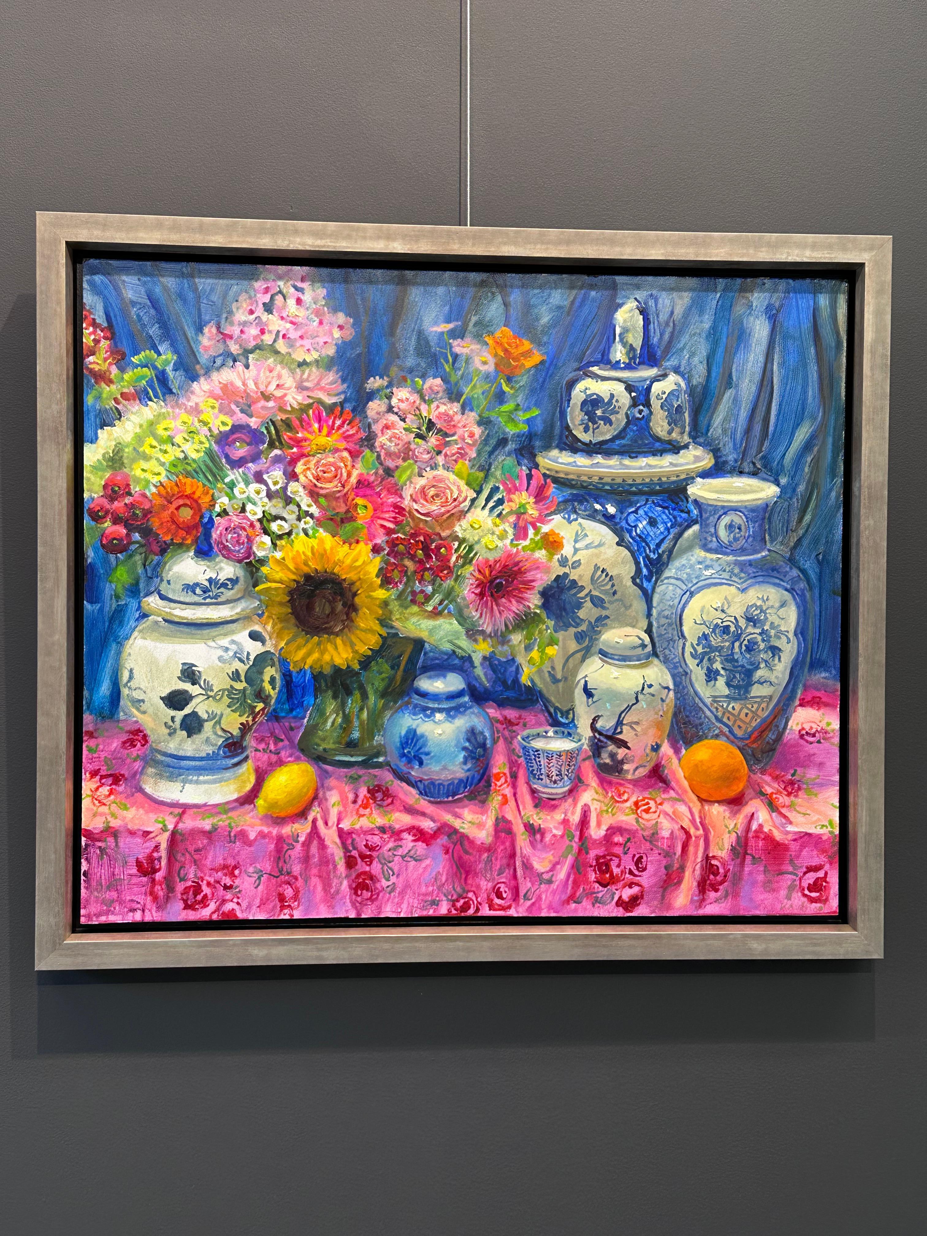 Rose avec des fleurs - 21e siècle - Peinture hollandaise contemporaine de nature morte aux fleurs - Gris Figurative Painting par Keimpe van der Kooi