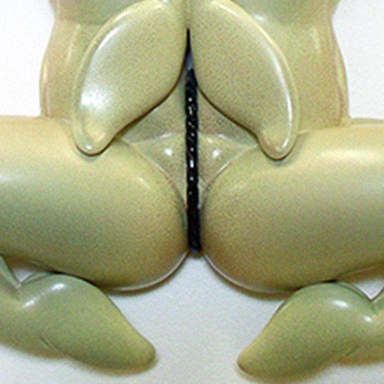Les jumelles brésiliennes - Beige Nude Sculpture par Keira Norton