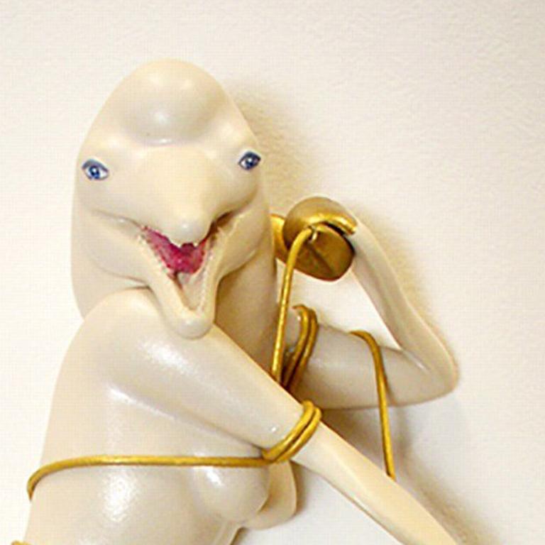 Encantada fantaisie - Beige Figurative Sculpture par Keira Norton