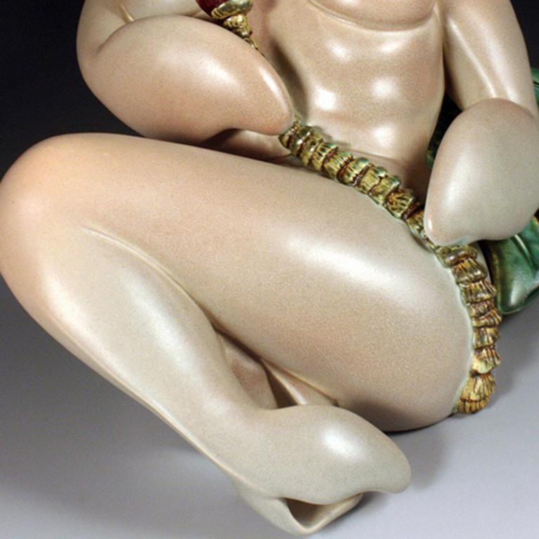 Mirando hacia dentro - Figurative Sculpture Gris de Keira Norton