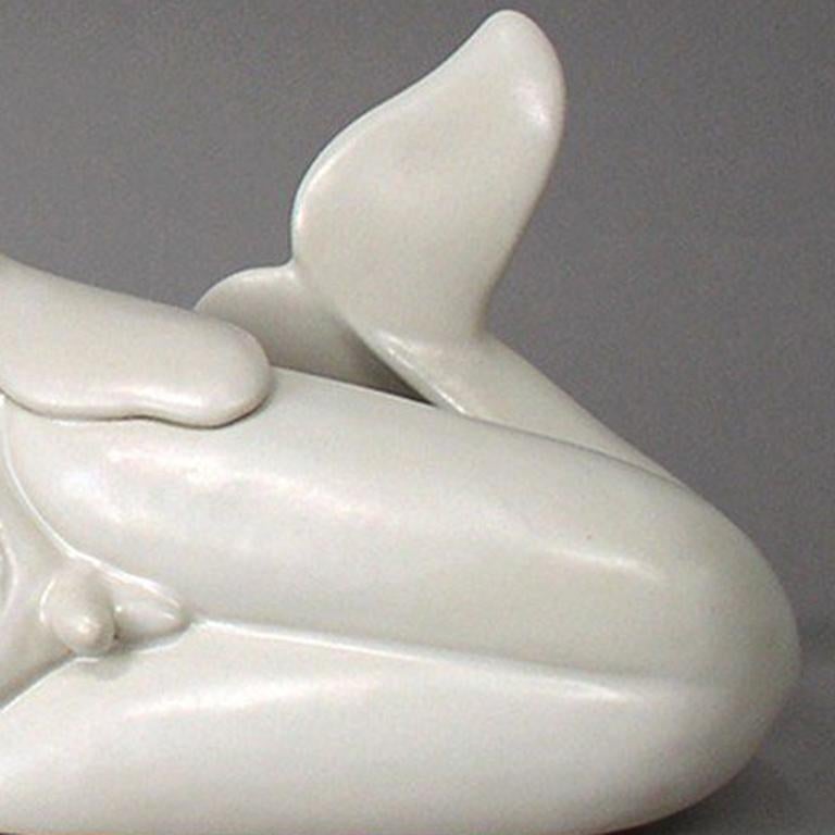 Liegende Beluga (Grau), Figurative Sculpture, von Keira Norton