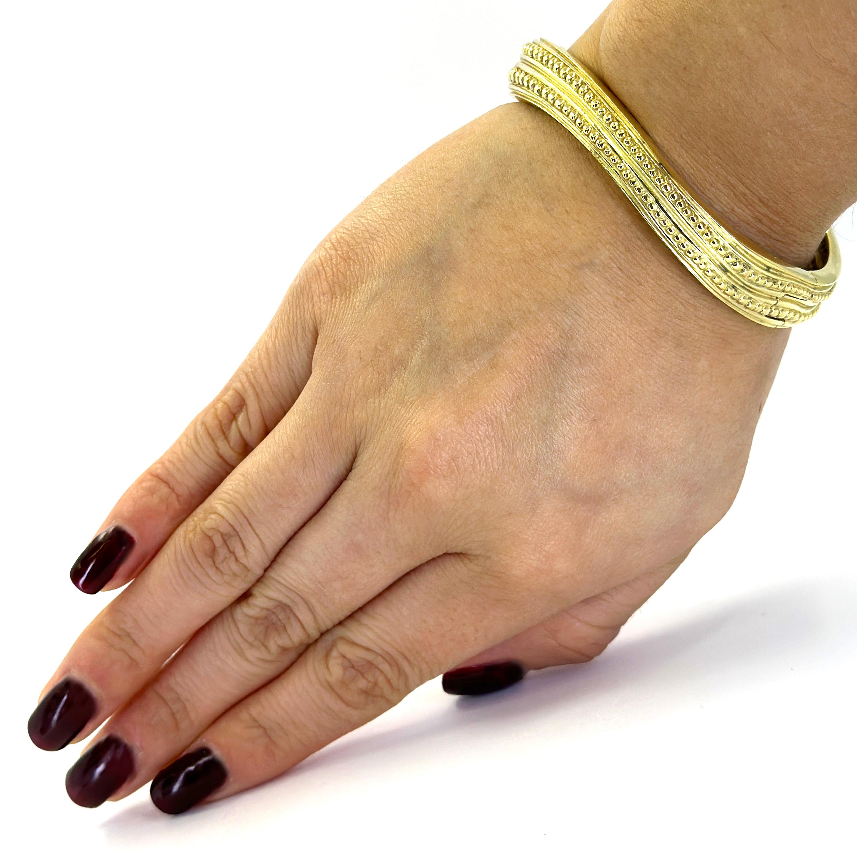 Bracelet Caviar en or jaune 18 carats de KIESELSTEIN-CORD présentant un design de vagues perlées avec finition mate.

Fermeture à charnière avec fermoir caché et 2 sécurités. 

7 pouces Intérieur.

Le poids fini est de 57,4 grammes. 

Prix d'origine