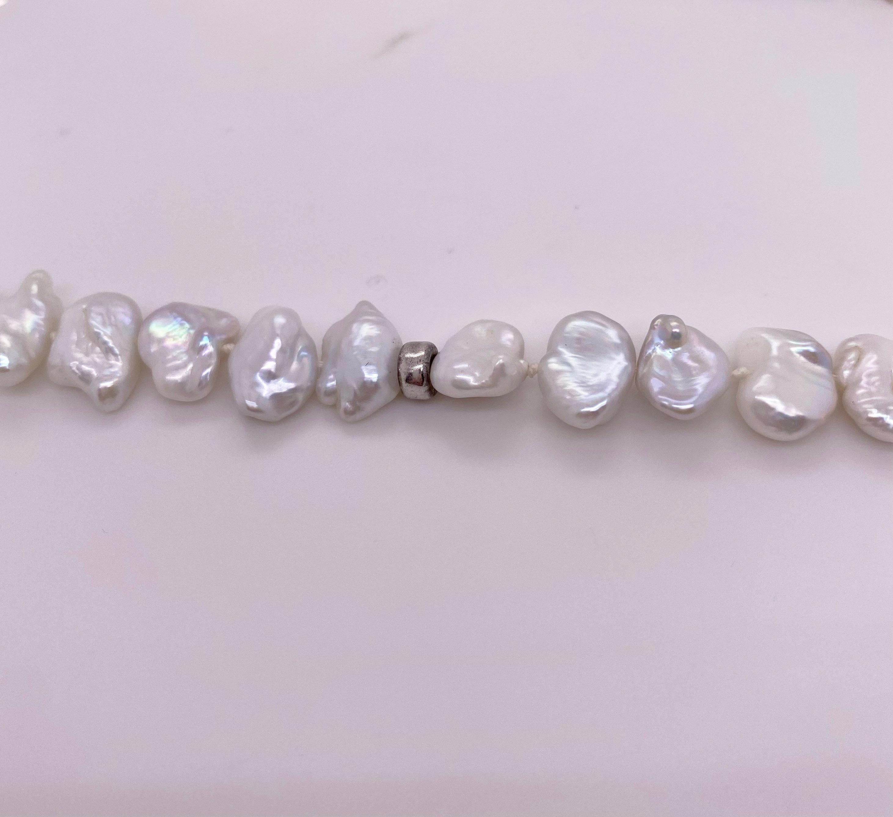 Ce collier de perles Keishi de culture biologique mesure 33 pouces de long et chaque perle est d'une magnifique couleur gris/blanc.  Ils sont parfaitement assortis. Le collier a  Les détails de ce magnifique collier sont indiqués ci-dessous