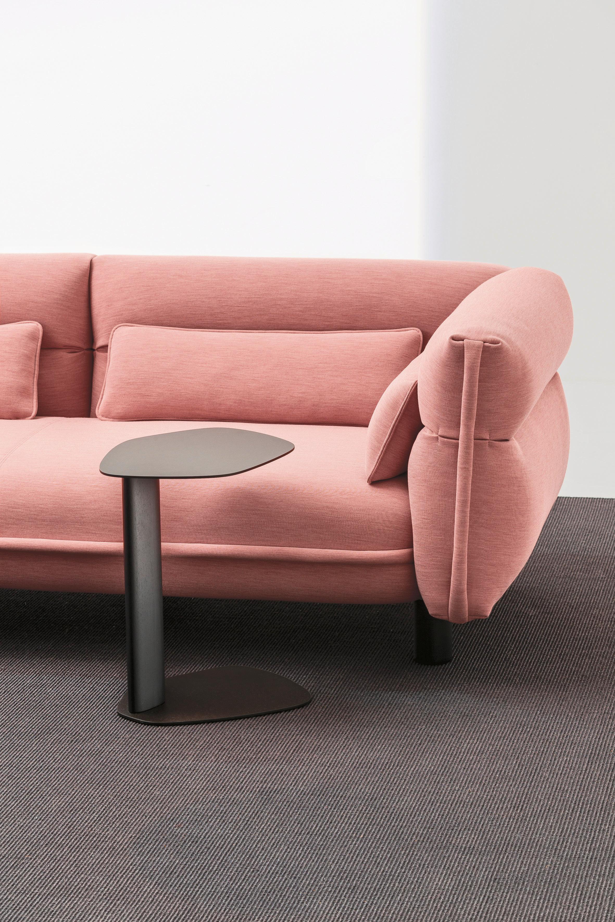 Moderne Table basse Keisho avec plateau noir et base en frêne teinté graphite par Andrea Steidl en vente