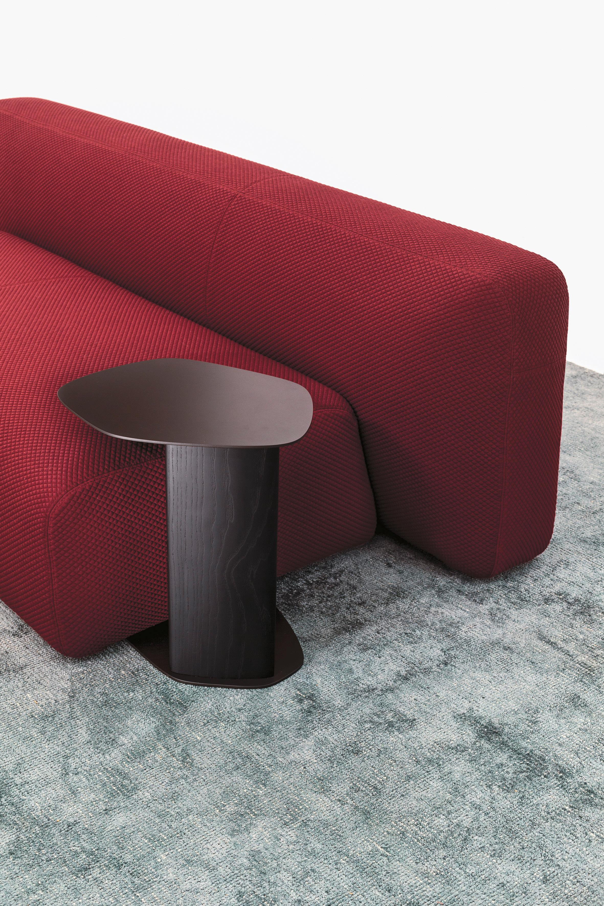 Keisho is another creation that is inspired by natural and organic forms. Originally conceived to complement the Suiseki collection, this table has developed into the ideal accessory for all LaCividina sofas. As its name suggests, the origins of its