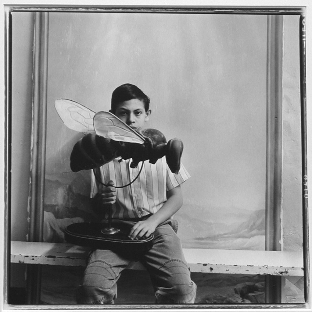 Portrait Photograph de Keith Carter b.1948 - Niño con abeja - Retrato en blanco y negro, Niño, Insecto, Escultura