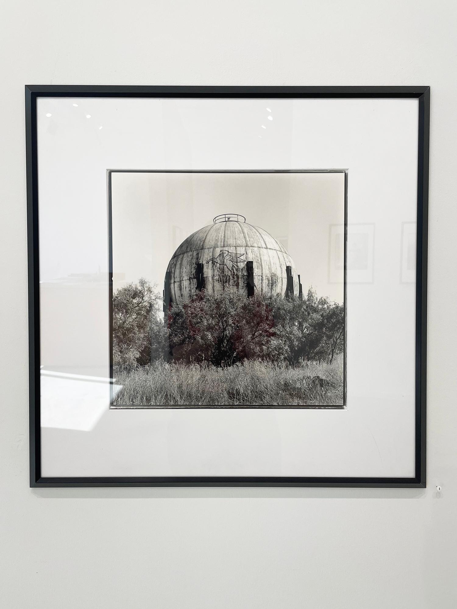 Desdemona, Eastland County – Photograph von Keith Carter b.1948