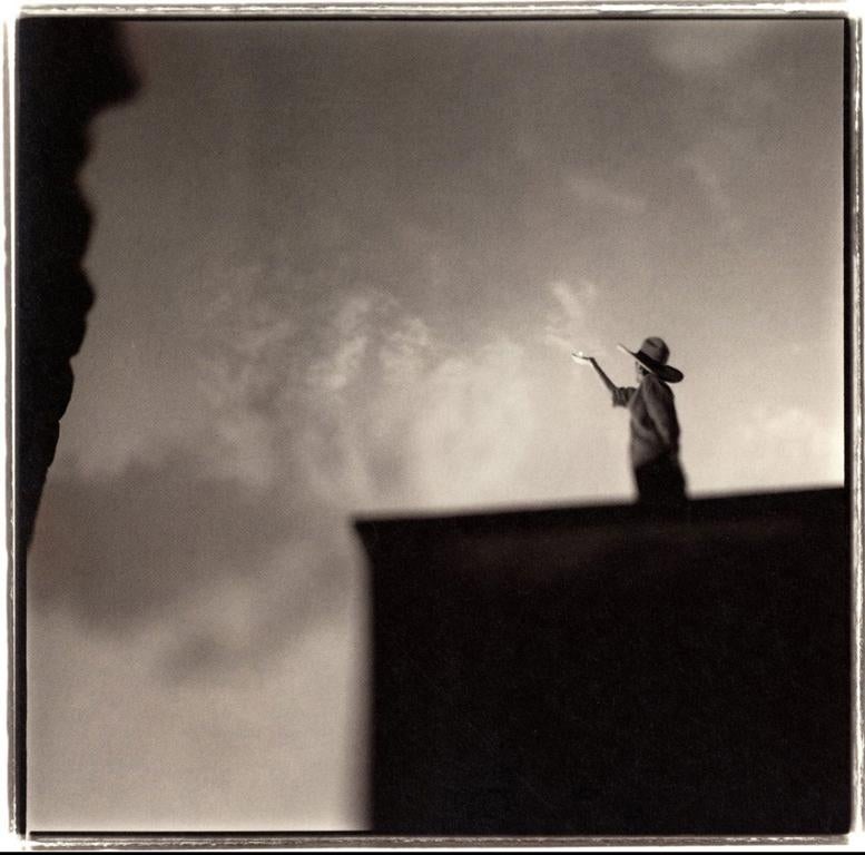Black and White Photograph di Keith Carter b.1948 - Tenere in mano Venere