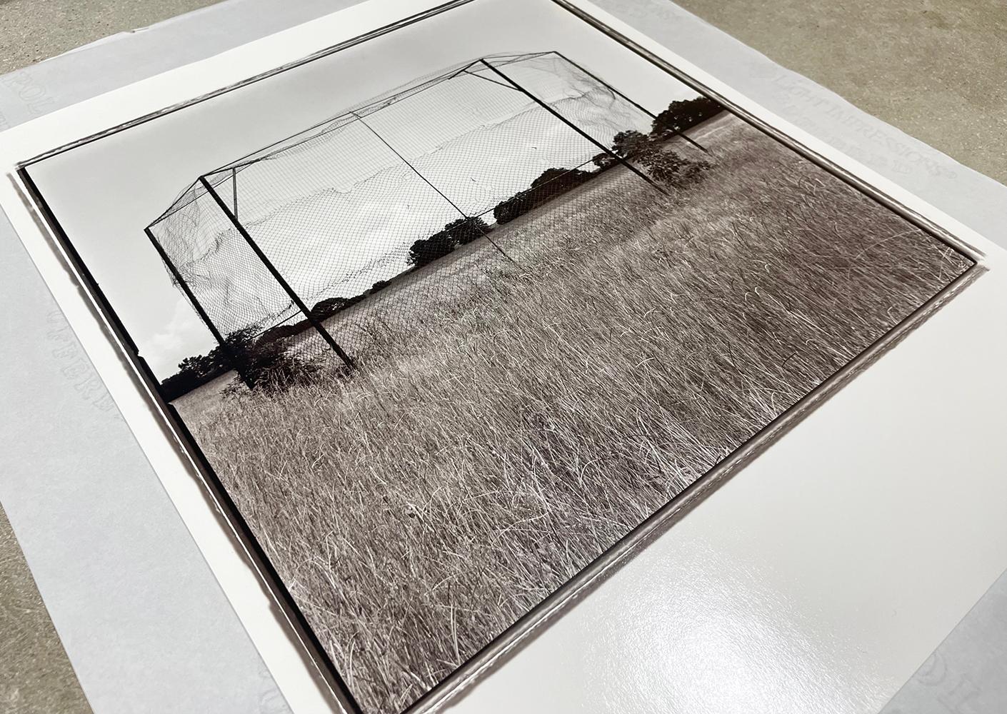 Auflage von 50 Stück
Signiert, betitelt und datiert
Serie: Vom Ungewissen zum Blauen

Keith Carter ist ein amerikanischer Fotograf, der für seine traumhaften Schwarz-Weiß-Fotografien von Figuren, Tieren und bedeutungsvollen Objekten bekannt ist. Er