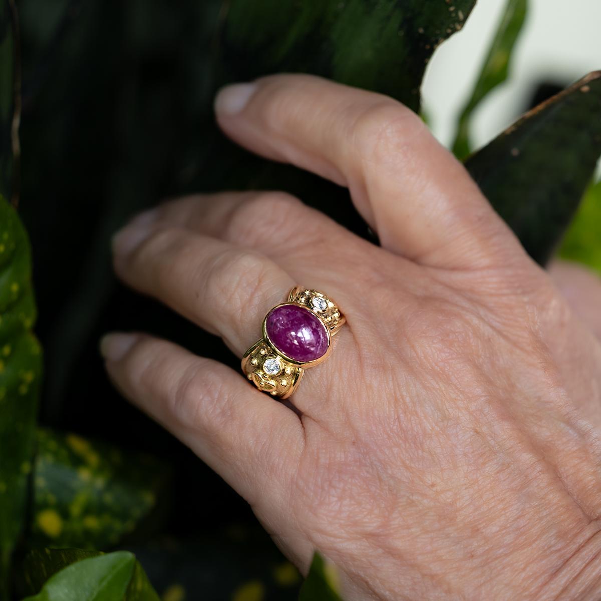 Experimenta el verdadero lujo con el exquisito anillo de 18 quilates hecho a mano por Keith Davis. Adornado con un lustroso rubí de Birmania cabujón de 12,33 quilates y 2 brillantes diamantes redondos de 0,25 quilates, este anillo de 12,39 gramos es