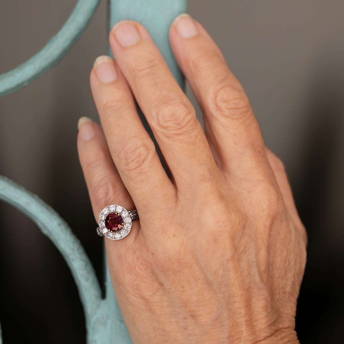 Gönnen Sie sich exquisiten Luxus mit dem handgefertigten Ring von Keith Davis. Sorgfältig gefertigt und verziert mit einem atemberaubenden 2,18-Karat-Thai-Rubin und 30 runden, gepflasterten Brillanten von insgesamt 1,26 Karat. Dieses elegante