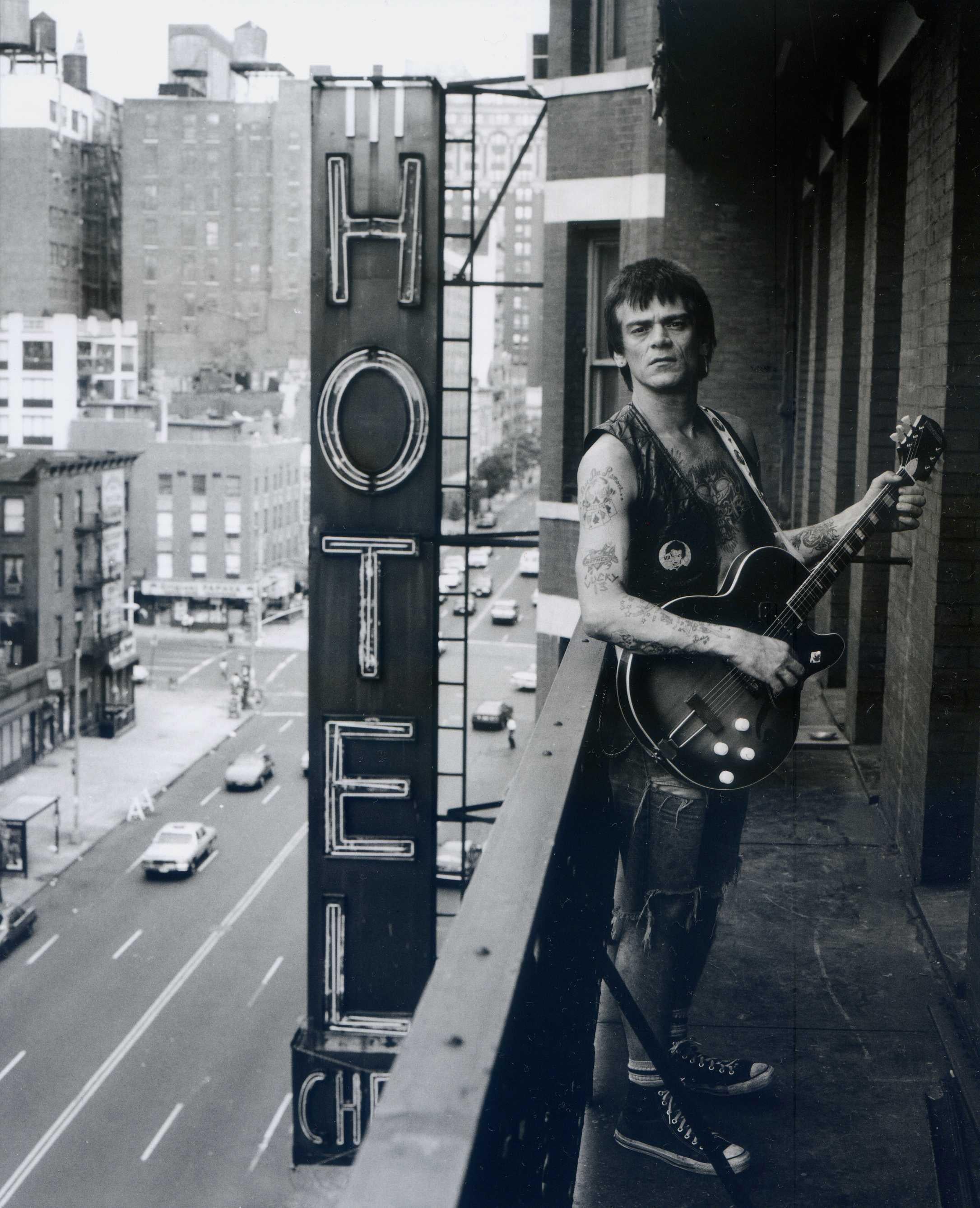 Black and White Photograph di Keith Green - Dee Dee Ramon sul balcone con la chitarra
