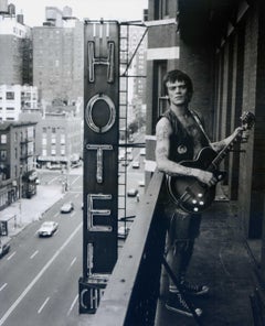 Dee Ramone auf Balkon mit Gitarre