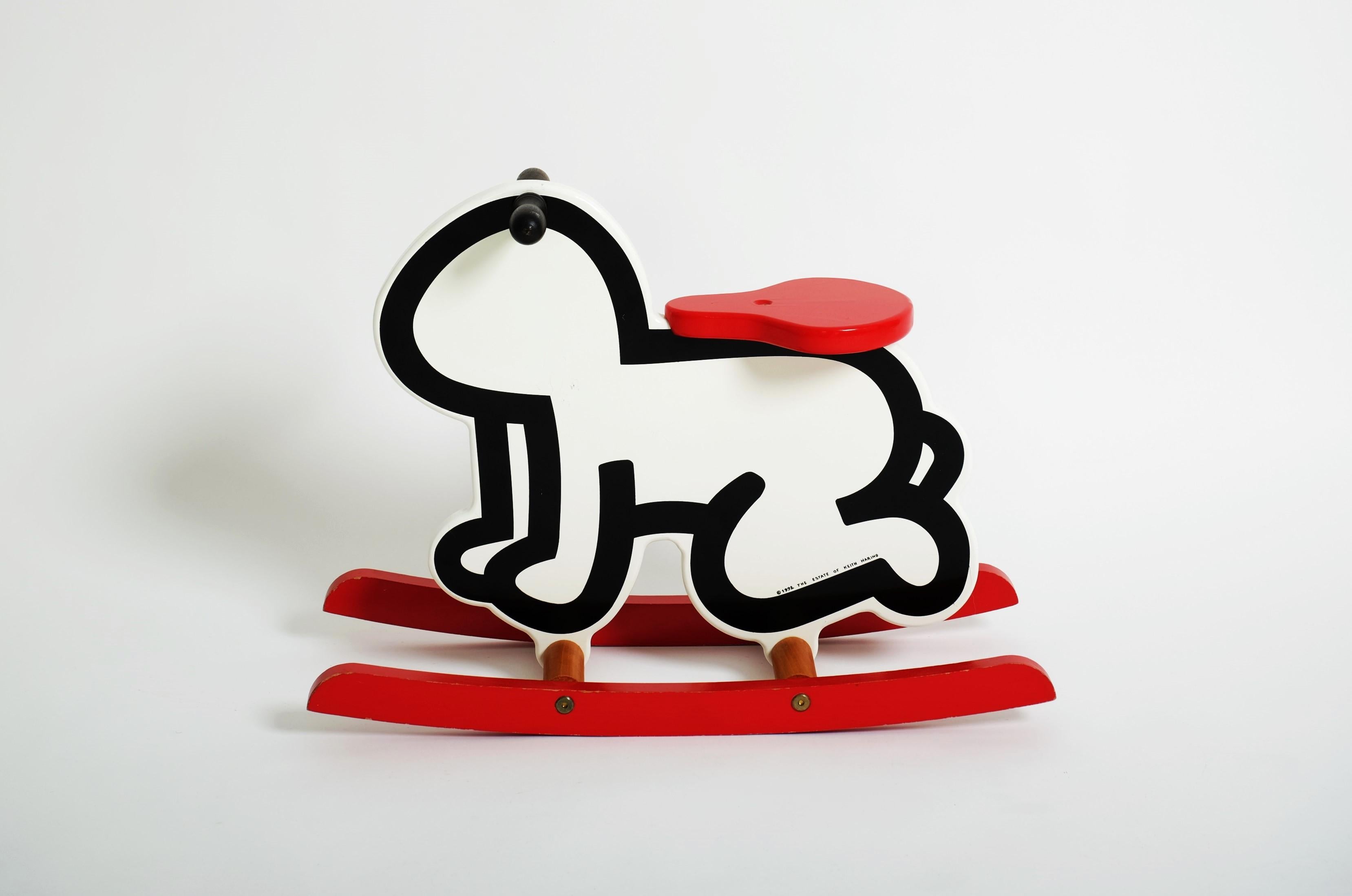 Dondolo per bambini Keith Haring Pop Art / cavallo a dondolo giocattolo, Stati Uniti 1992.

Dondolo per bambini in legno dipinto di nero, bianco e rosso, con la realizzazione dell'iconico disegno del 
