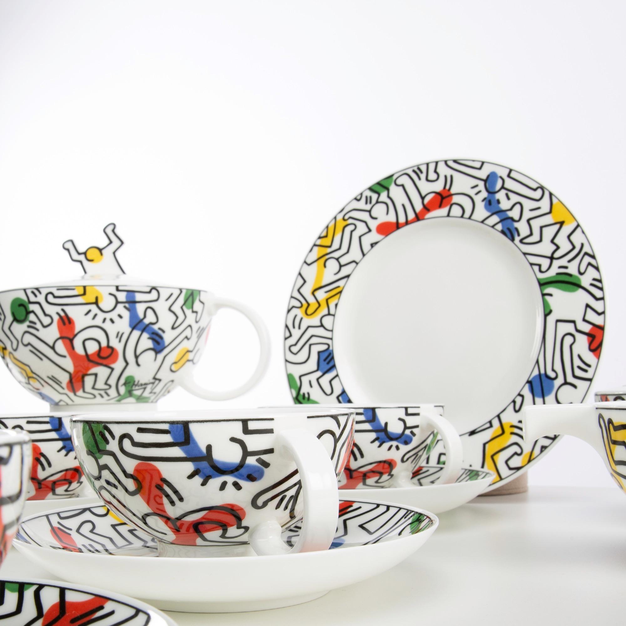 Service à thé en porcelaine de Villeroy & Boch, décoré de dessins de Keith Haring, produit en 1991.
Limité à 500 exemplaires
Veuillez noter que le grand plat de service et le certificat sont manquants.
Mesures : 1x crémier (Hauteur 6 cm /