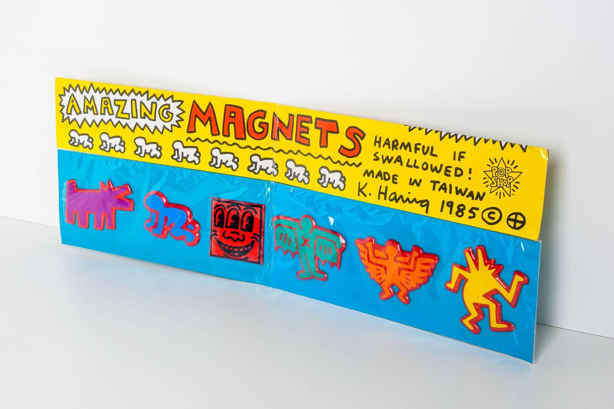 Aimants Keith Haring Iconic Pop Shop, c. 1985 - Lot de 6
Vendu au Pop Shop à New York, c. 1986 (daté 1985). Neuf et non ouvert, encore scellé dans l'emballage plastique d'origine. Les signatures audacieuses des plaques de Haring, les logos marquants