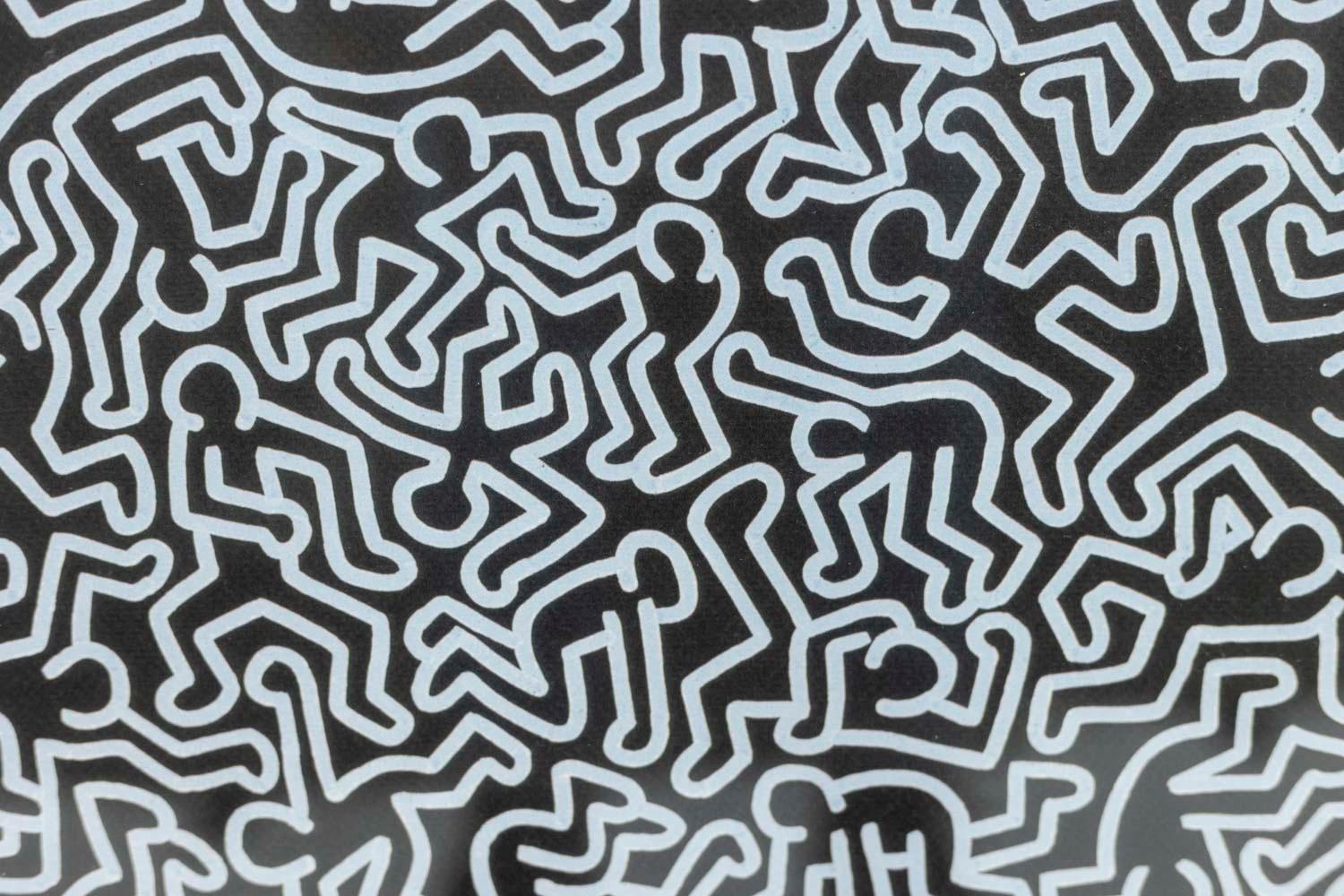 Keith Haring, signé et numéroté.

Lithographie représentant des personnages en mouvement, dans des tons de bleu sur un fond noir, dans son cadre en chêne blond.

Numéroté 70/150.

Travail américain réalisé dans les années 1990.
