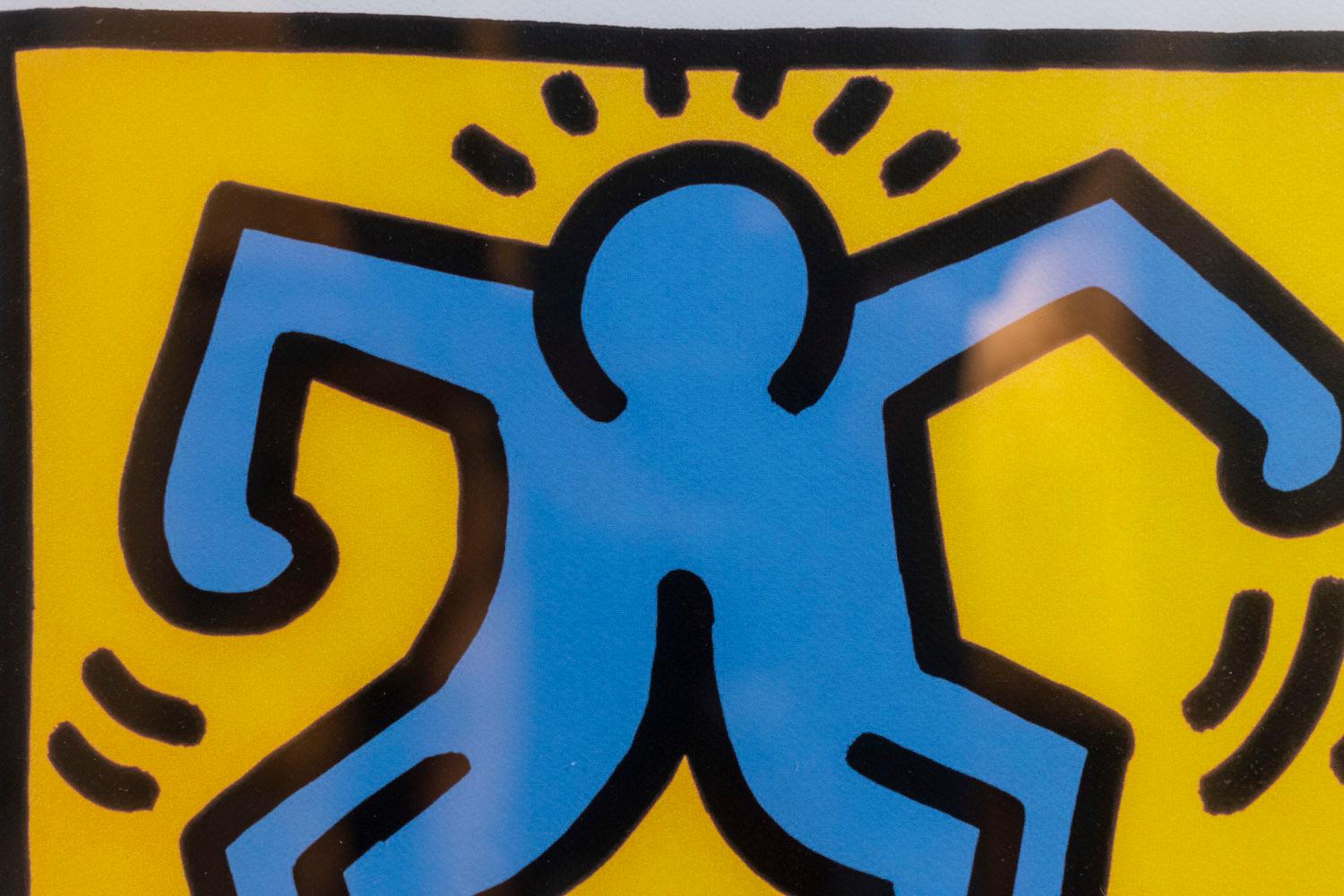 Keith Haring, signed and numbered.

Screenprint representing two characters, spotted with primary colors, in horizontal format and in its blond oak frame.

Numbered 21/150.

American work made in the 1990s.