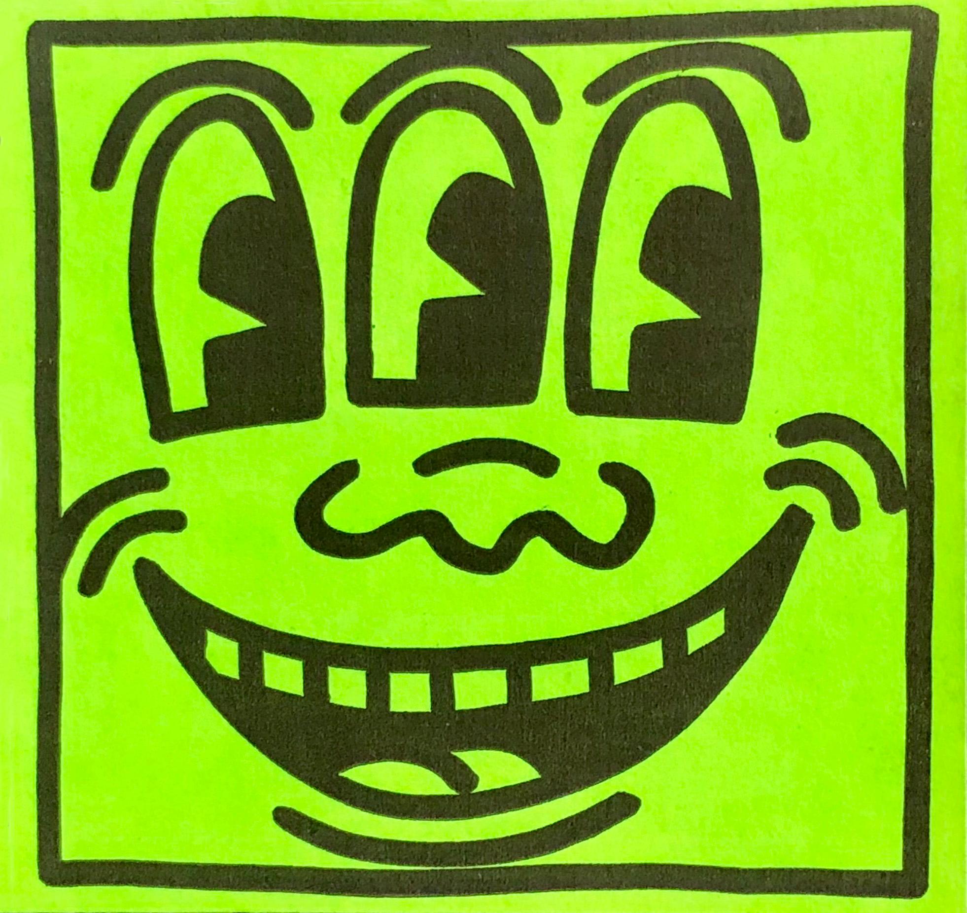 Keith Haring Three Eyed Smiling Aufkleber ca. 1982: Ein zeitloses Sammlerstück von Keith Haring, das ursprünglich bei der ersten Einzelausstellung von Haring im Jahr 1982 verteilt und später in Harings Pop Shop Mitte der 1980er Jahre verkauft wurde.