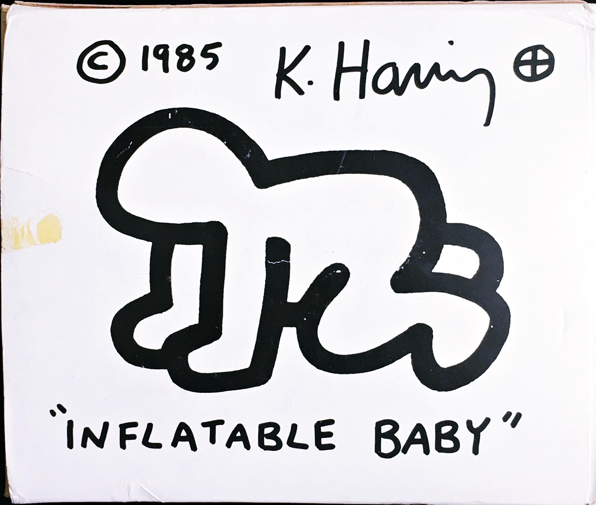 Keith Haring
Bébé gonflable (dans sa boîte d'origine), 1985
Figurine gonflable en vinyle
Signature autorisée de l'artiste sur l'extérieur de la boîte.
6 × 6 9/10 × 2 1/5 pouces
Non encadré
Les Pop Shops de Keith Haring sont nés de la volonté de