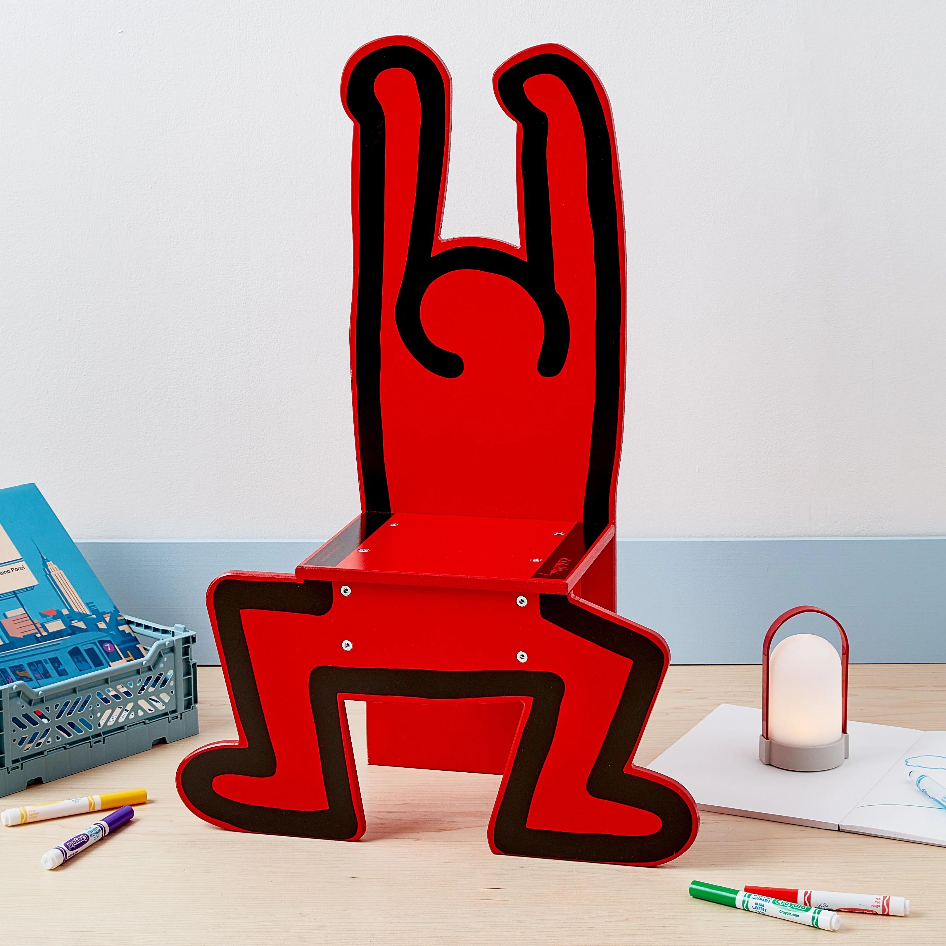 L'une des figures emblématiques et énergiques de Keith Haring, apparue dans nombre de ses peintures et sculptures au cours des années 1980, est interprétée par la marque française Vilac pour cette chaise pour enfants. La chaise Keith Haring pour