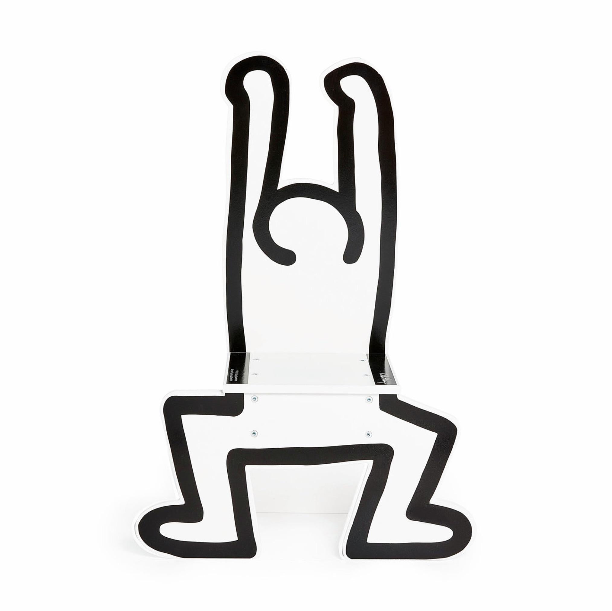 L'une des figures emblématiques et énergiques de Keith Haring, apparue dans nombre de ses peintures et sculptures au cours des années 1980, est interprétée par la marque française Vilac pour cette chaise pour enfants. La chaise Keith Haring pour