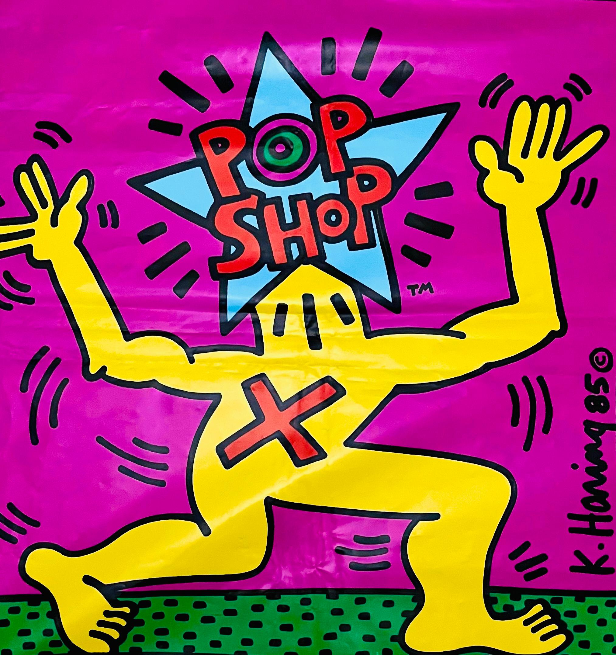 Keith Haring Pop Shop, 1986 :
Vintage original des années 1980, sac Keith Haring Pop Shop conçu et illustré par l'artiste. La signature imprimée de Keith Haring et les logos originaux de la boutique Haring Pop, ainsi que les couleurs vives et