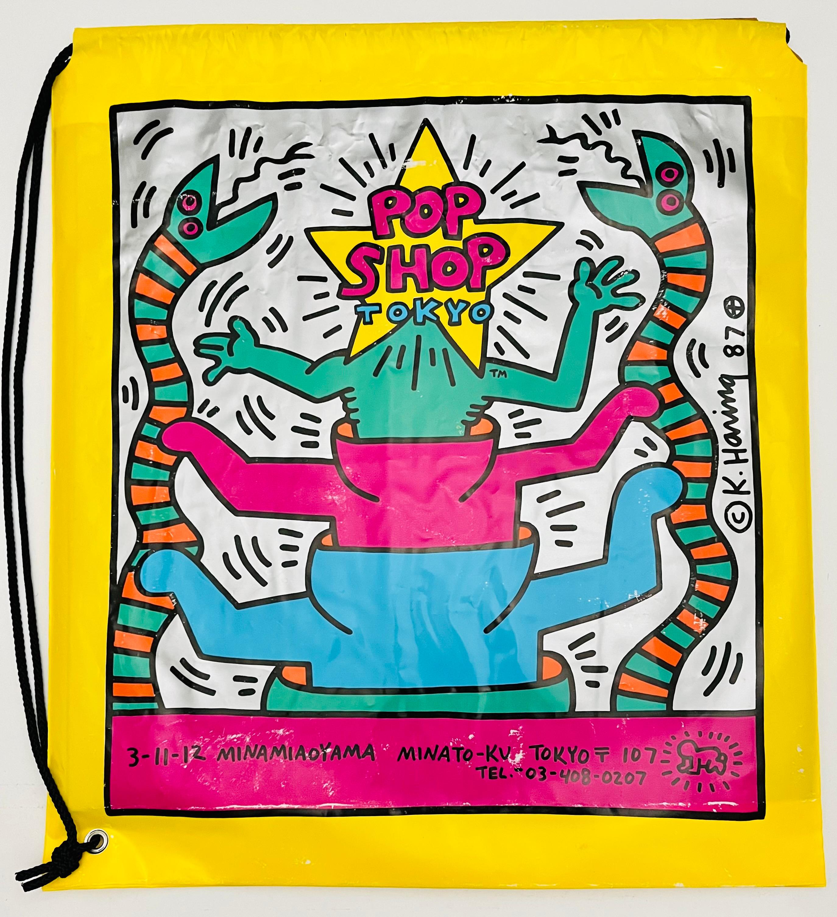 Keith Haring Pop Shop Tokio 1988:
Seltene originale 1980er Keith Haring Pop Shop Tokyo Tasche, entworfen und illustriert vom Künstler. Mit einem auffälligen Keith-Haring-Schriftzug und den Original-Logos des Haring-Popshops in Tokio sowie