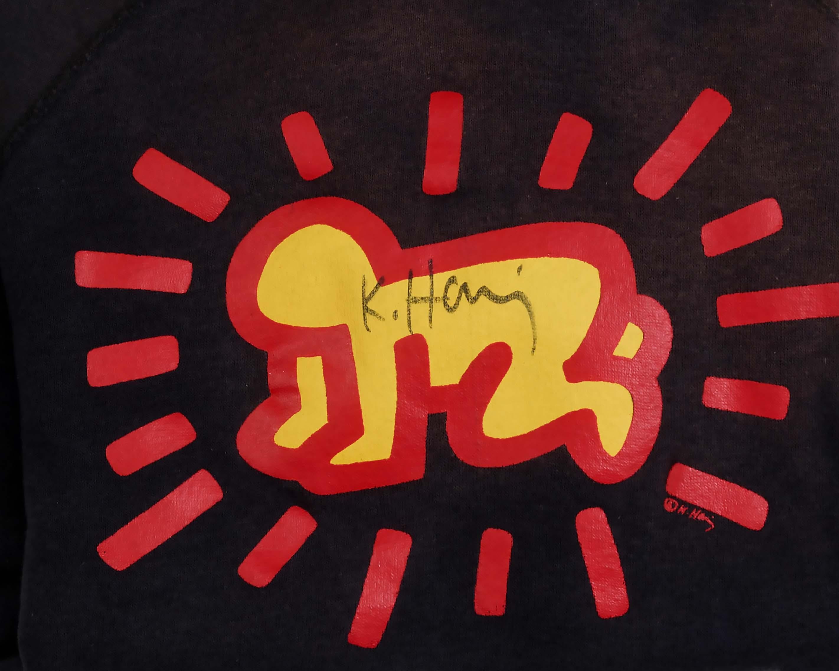 Seltenes, handsigniertes Keith Haring Pop Shop Sweatshirt CIRCA 1986: 

Ein historisches, handsigniertes Sammlerstück aus dem Keith Haring Pop Shop der 1980er Jahre, das in den frühen Tagen des berühmten Haring Pop Shop hergestellt wurde. Das