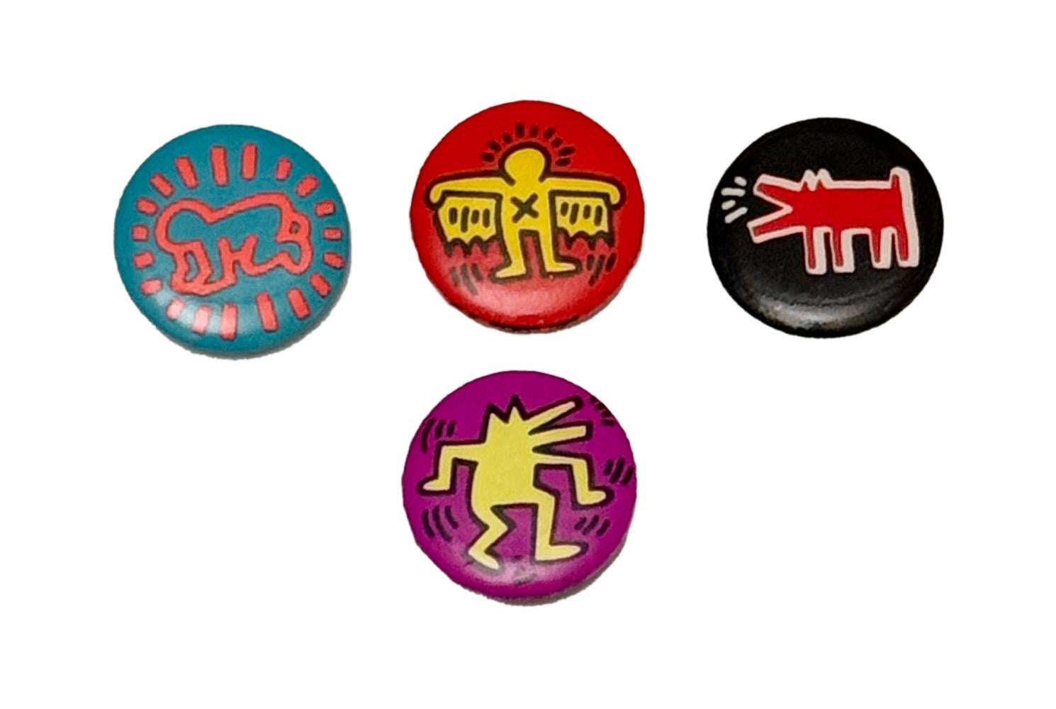Un ensemble de 4 pin's vintage Keith Haring Pop Shop, circa 1986-1987, représentant certaines des images les plus emblématiques de l'artiste.

Original vers le milieu et la fin des années 1980 (pas de reproductions ultérieures) 
Épingles de la