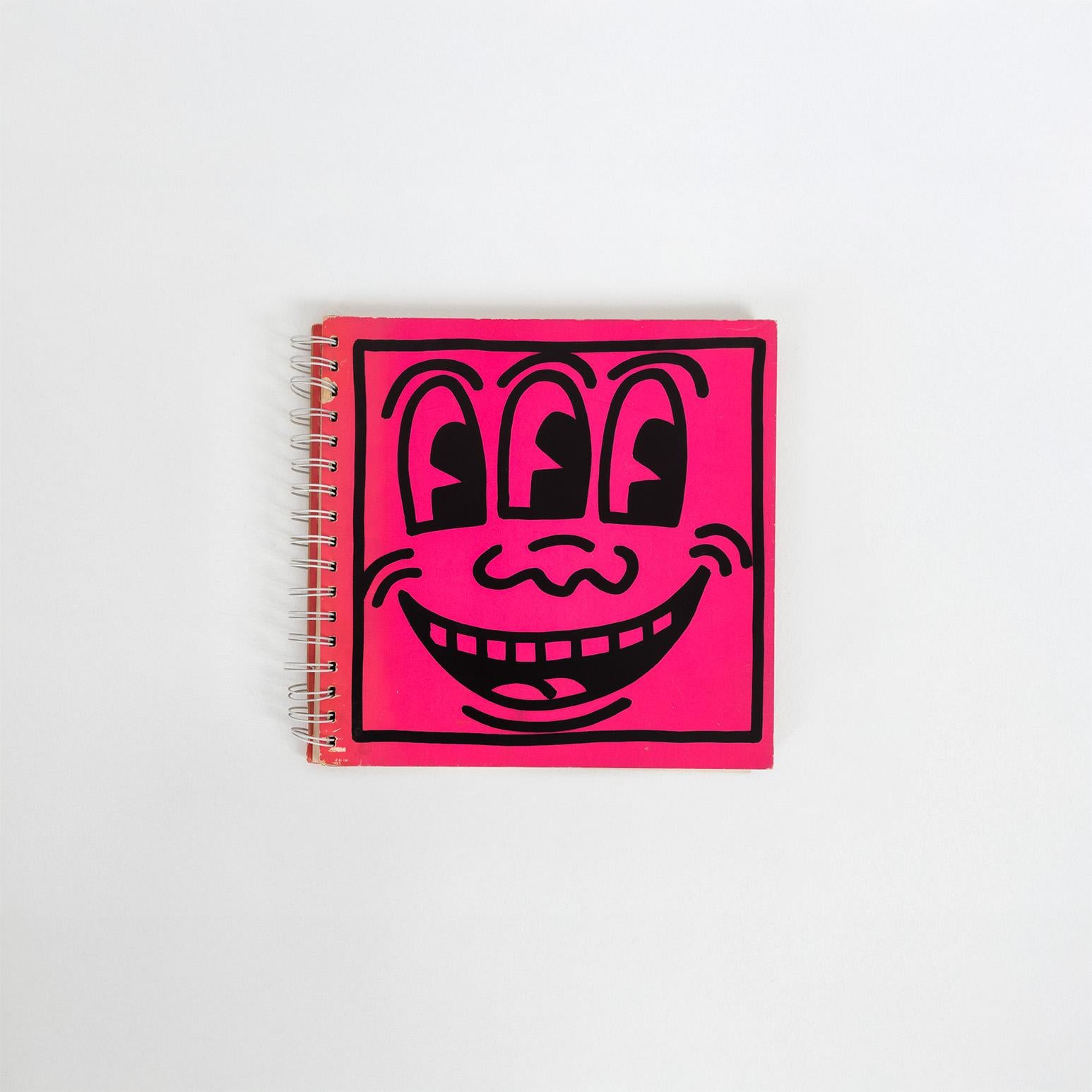 Keith Haring (1958-1990) est sans doute l'artiste graffiti le plus reconnu de tous les temps. Son imagerie emblématique s'est développée sur les murs du métro de New York au début des années 1980, brisant la barrière entre le grand art et le street