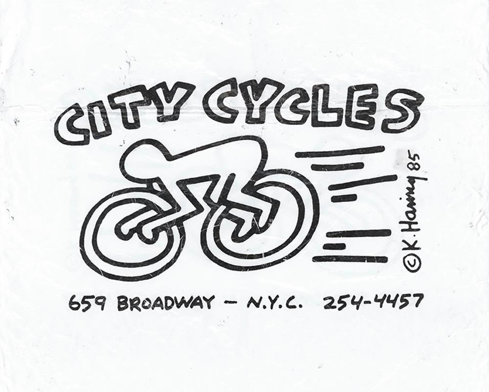 Keith Haring City Cycles NYC 1985 :
Sac vintage double face des années 1980 Keith Haring City Cycles conçu et illustré par Haring pour le légendaire ancien magasin de vélos du centre-ville : City Cycles. Un classique des années 1980 de Keith Haring