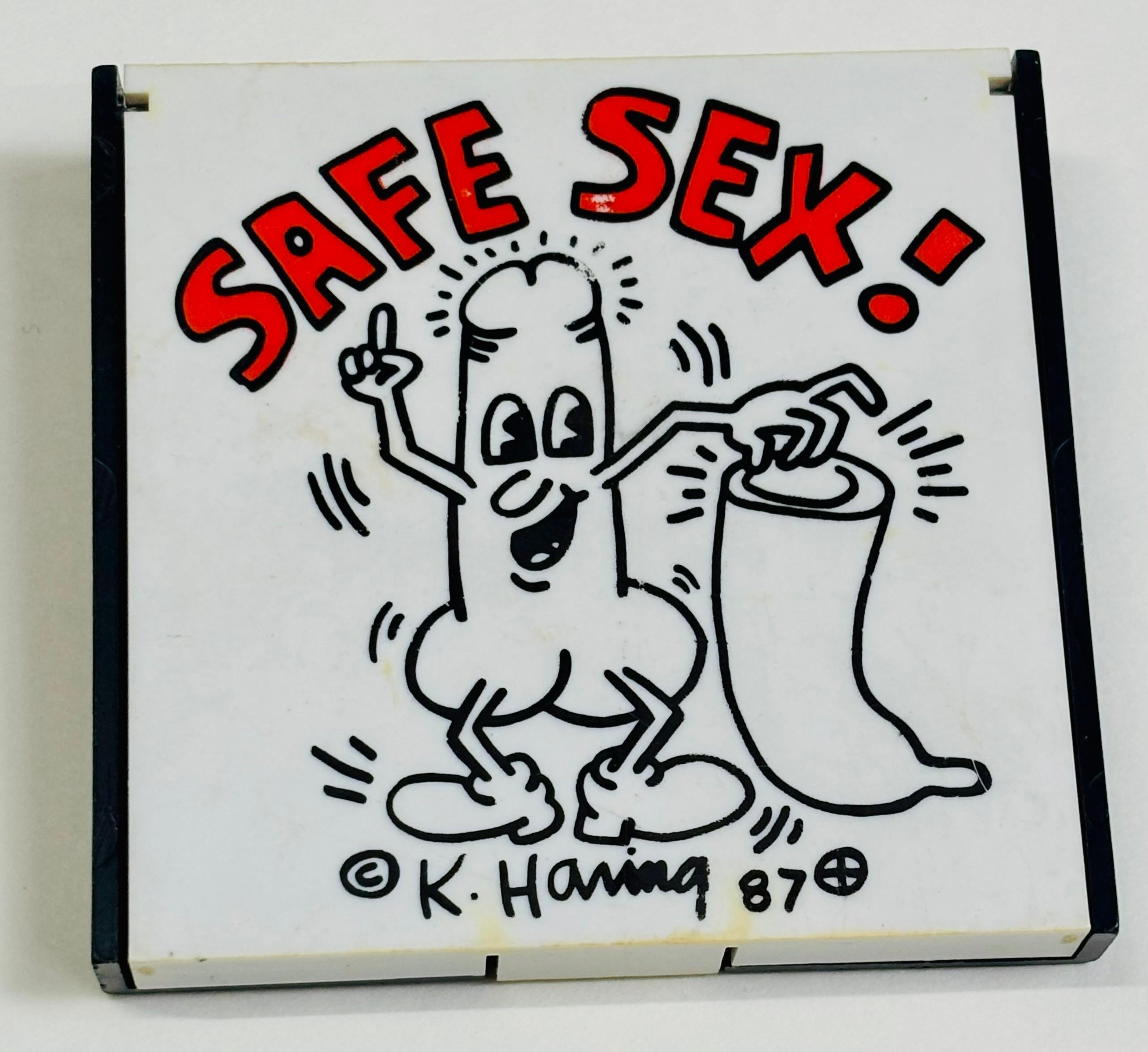 Etui à préservatifs Safe Sex ! de Keith Haring (Vintage Keith Haring 1987) en vente 1