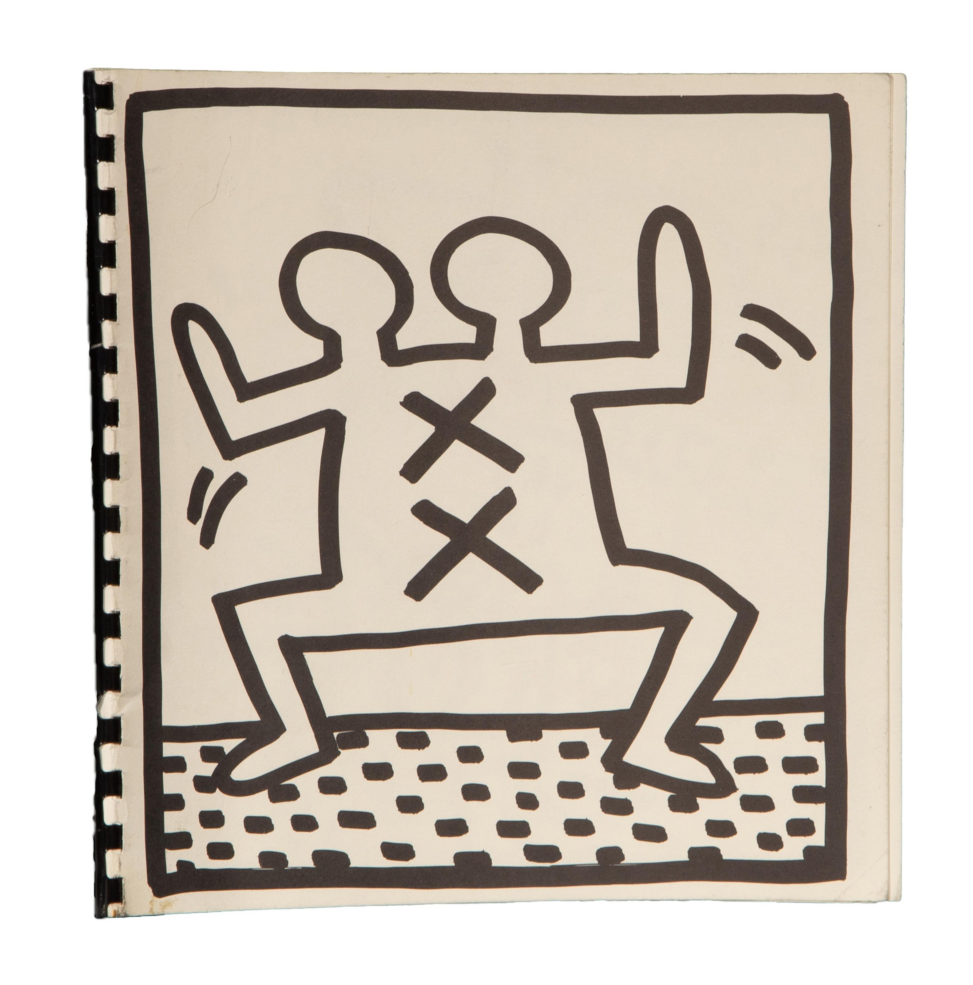 Ein Blanko-Malbuch, entworfen und gedruckt vom amerikanischen Pop-Künstler Keith Haring. Diese Sammlung ist spiralgebunden und enthält mehrere Illustrationen im klassischen Stil des Künstlers.

Malbuch
Keith Haring, Amerikaner (1958-1990)
Datum: