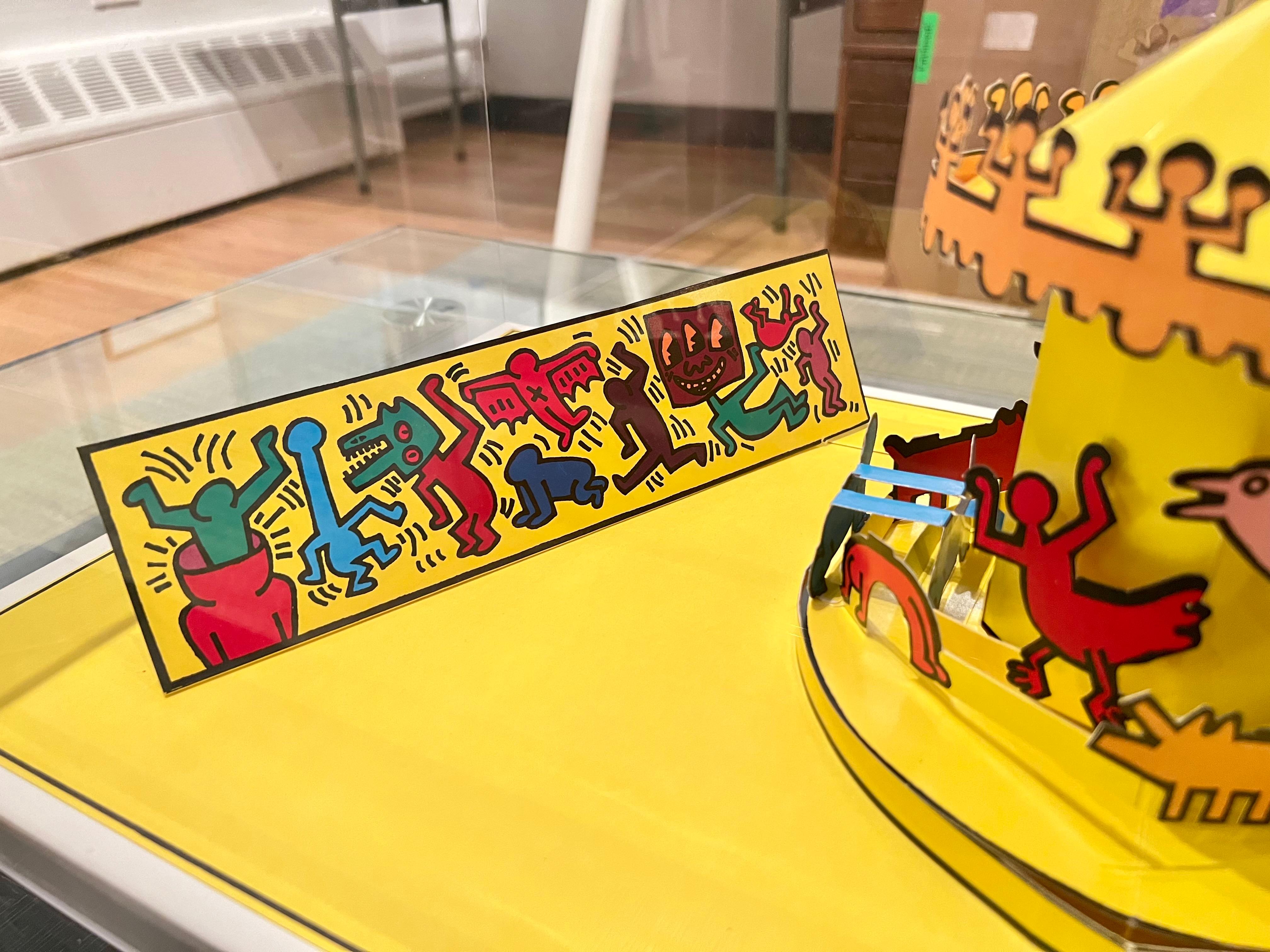 Créé pour annoncer le carnaval d'avant-garde grandeur nature d'Andre Heller à Hambourg, Luna Luna de Keith Haring est une lithographie pop-up en couleurs. Mesurant 28 x 63,5 x 33 cm (11 x 25 x 13 in.), l'œuvre, présentée dans une boîte en plexiglas