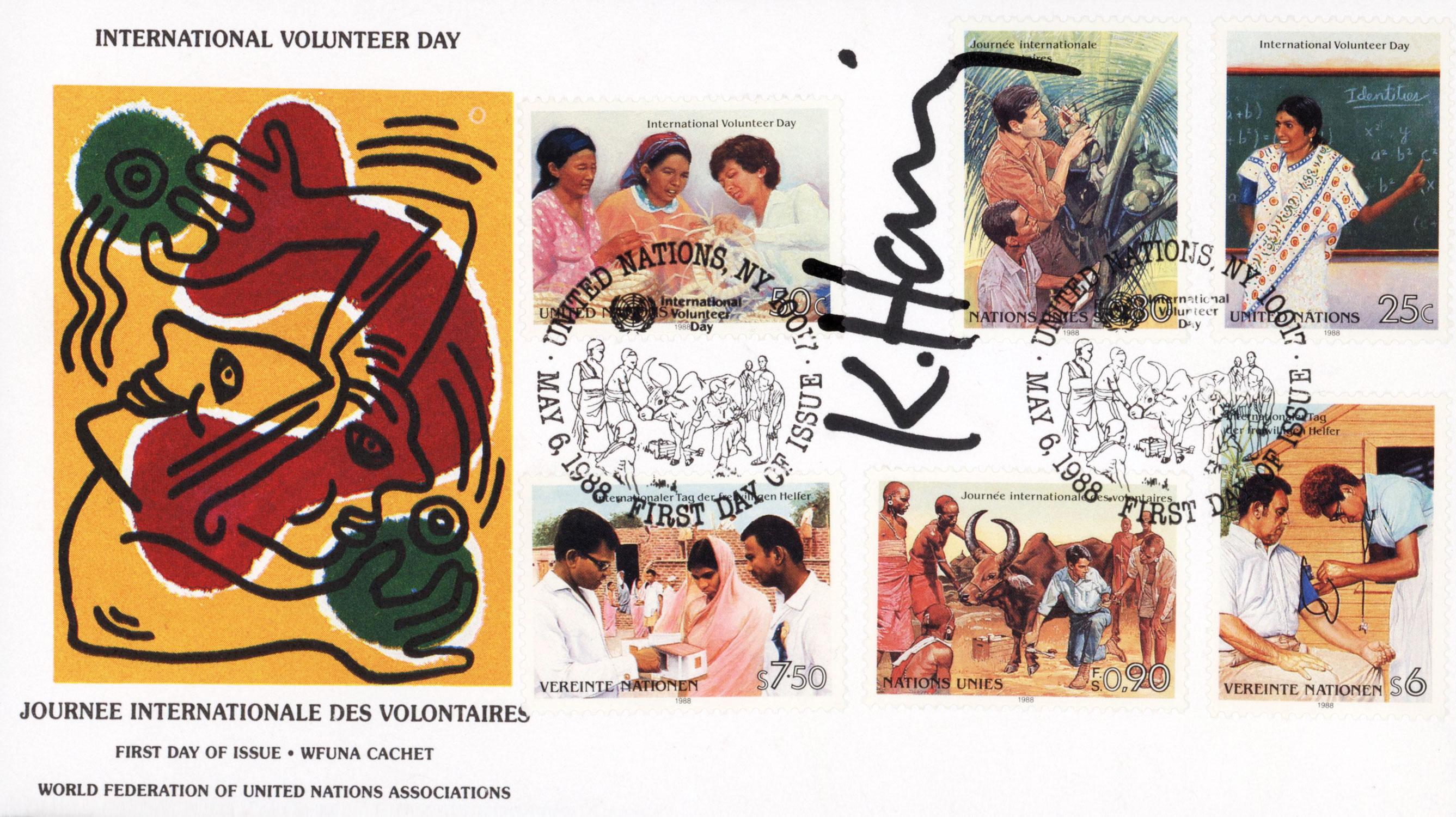 Keith Haring Journée internationale des volontaires 1988 :
Un exemple rare présentant une signature au marqueur noir bien préservée et audacieuse de Keith Haring. La "Journée internationale des volontaires" est une cause de droits de l'homme créée