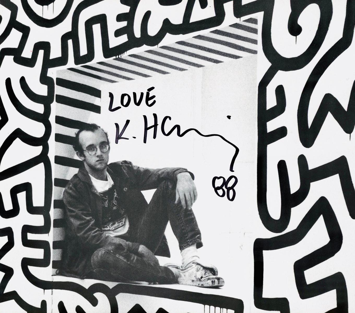 Signiertes Keith Haring Pop Shop Poster 1988:
Ein historisches 1980er Keith Haring Pop Shop Plakat / ausklappbaren Katalog (Rückseite), liebevoll beschriftet, "Love K. Haring 88" in schwarzem Marker mit der Signatur des Künstlers gekreuzten
