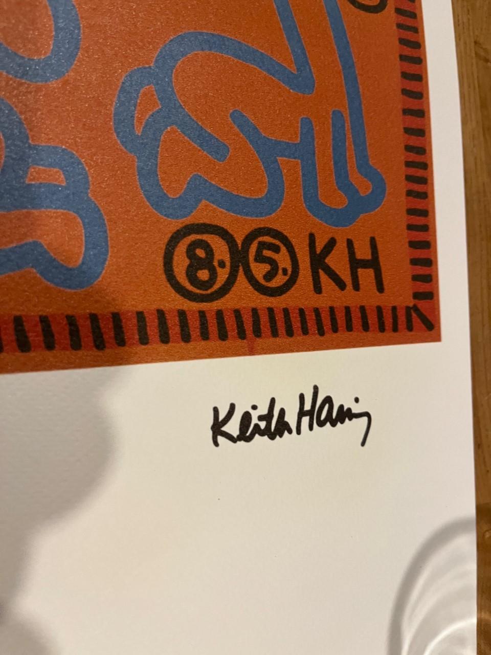 Keith Haring.
Chromolithograph.
Printed signature.
Numbered in pencil on bottom left, edition of 150 copies.
Number 63/150
Embossed stamp by The Keith Haring Foundation on bottom left.
Size: 70 x 50 cm.
Keith Haring was a very important street