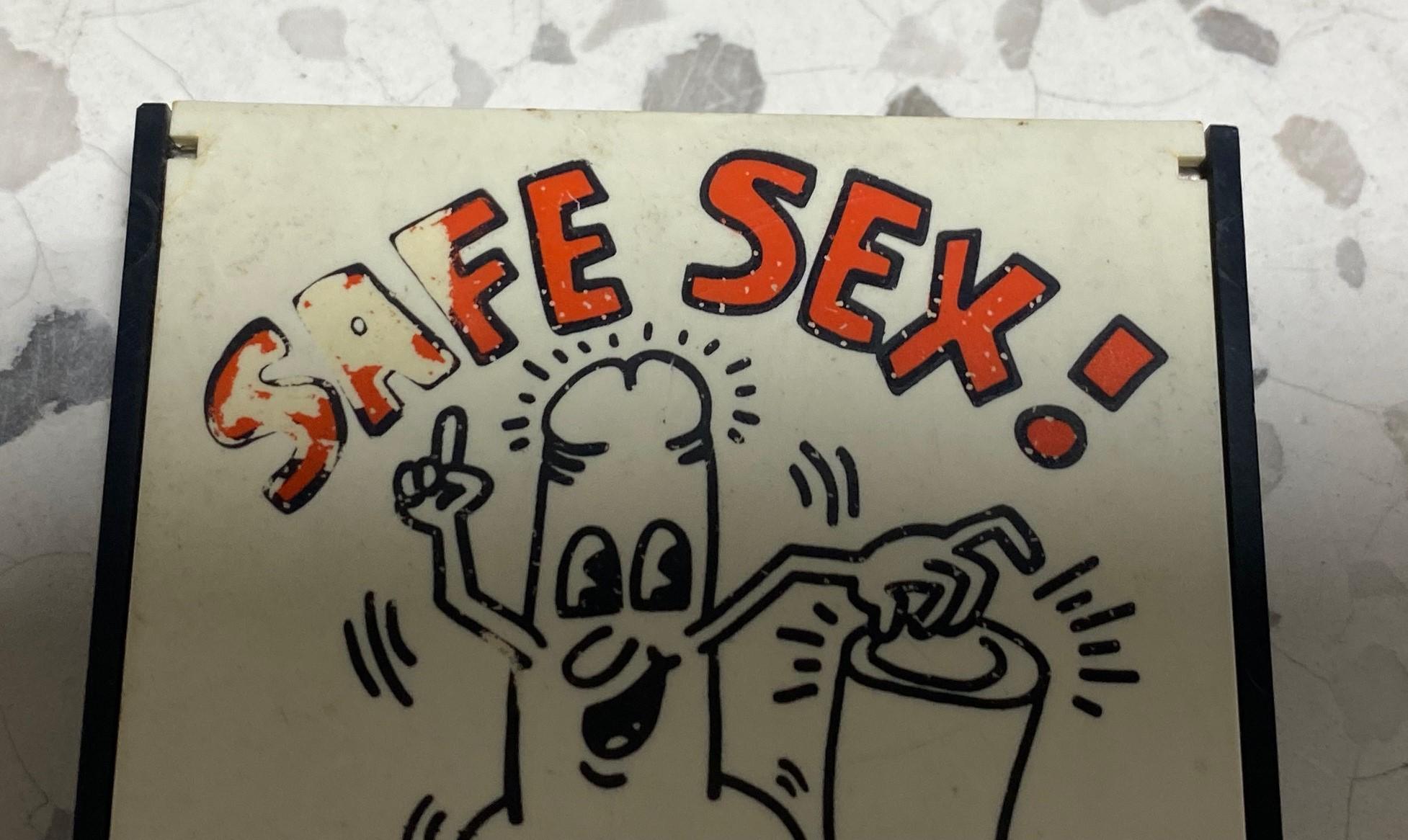 Seltener signierter NYC Pop Shop Safe Sex Condom Carrying Clip auf Etui 1987 von Keith Haring (amerikanisch) im Angebot