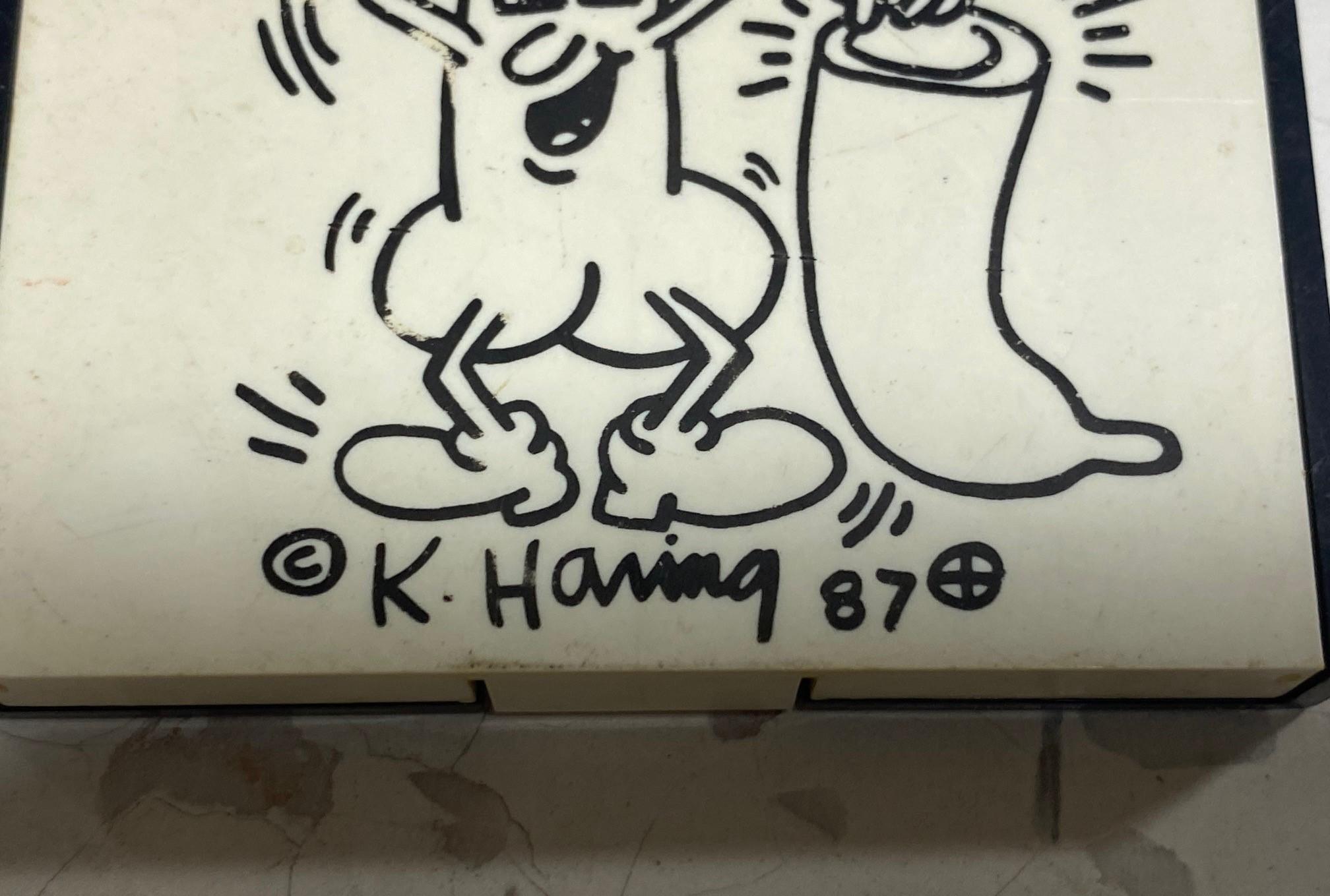 Seltener signierter NYC Pop Shop Safe Sex Condom Carrying Clip auf Etui 1987 von Keith Haring im Zustand „Gut“ im Angebot in Studio City, CA