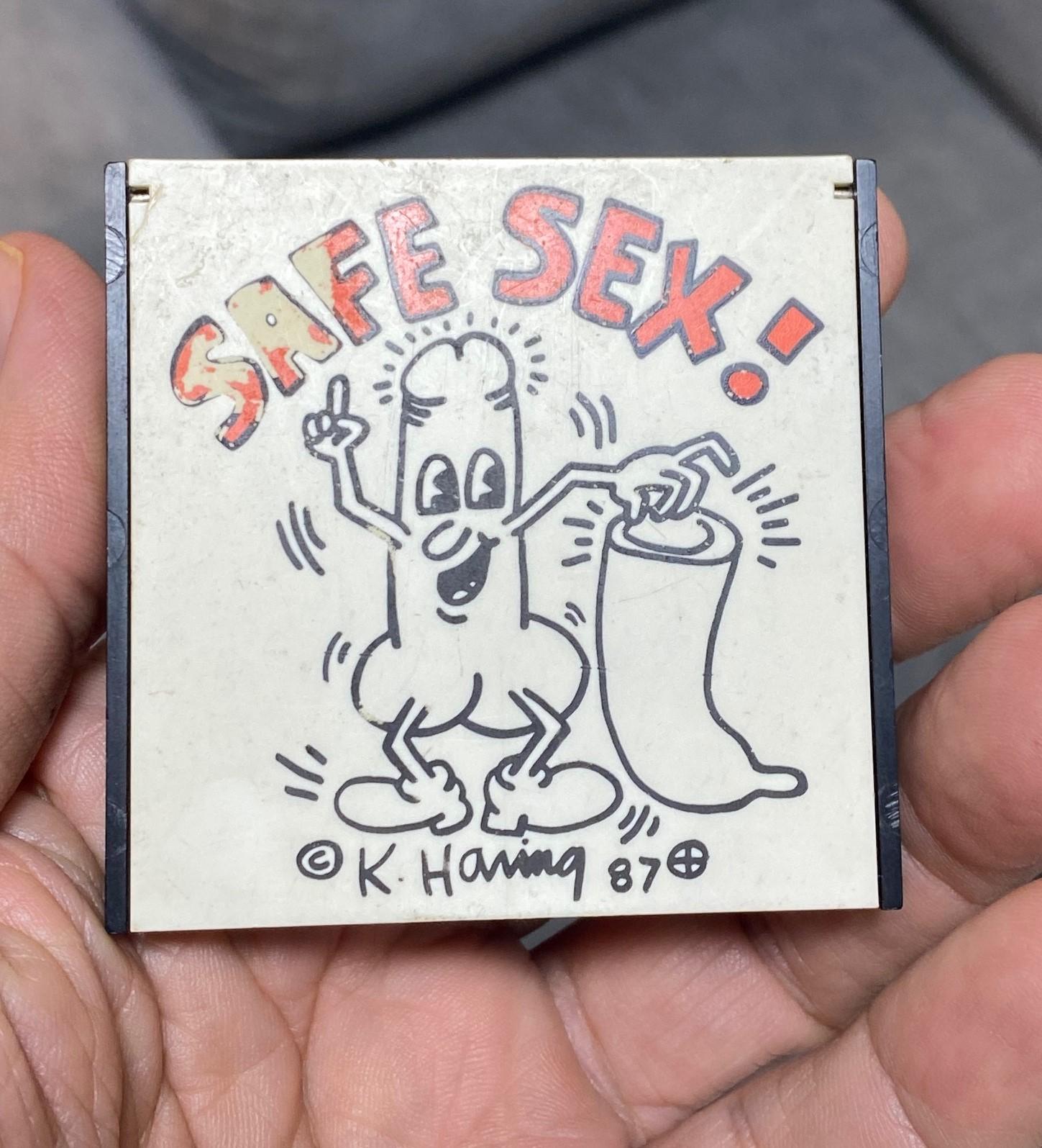 Keith Haring Raro preservativo firmado NYC Pop Shop Safe Sex Funda con clip 1987 Metal en venta