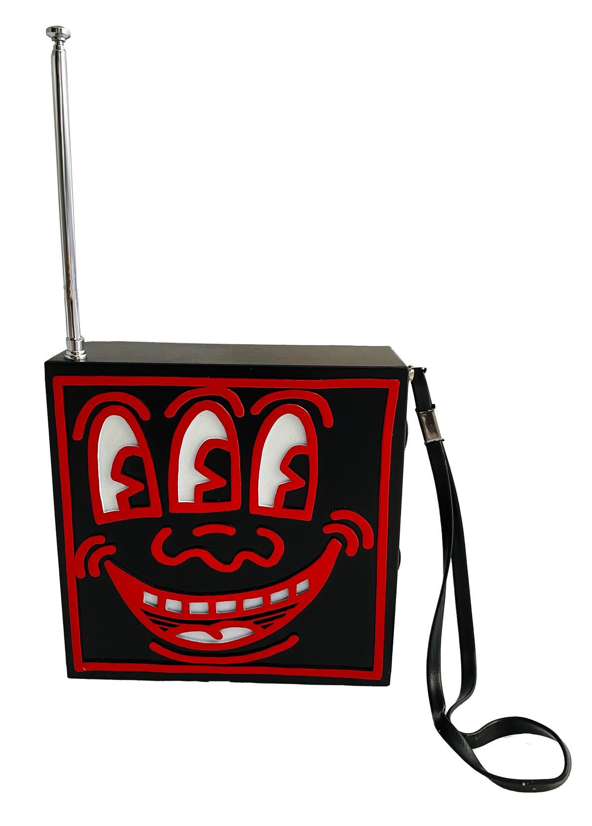 Keith Haring Pop Shop 1986 :
Une radio Keith Haring Pop Shop très bien conservée et accompagnée de son emballage d'origine. Vendu au Pop Shop à New York c. 1985. La boîte porte la signature imprimée de Keith Haring et la radio porte une signature