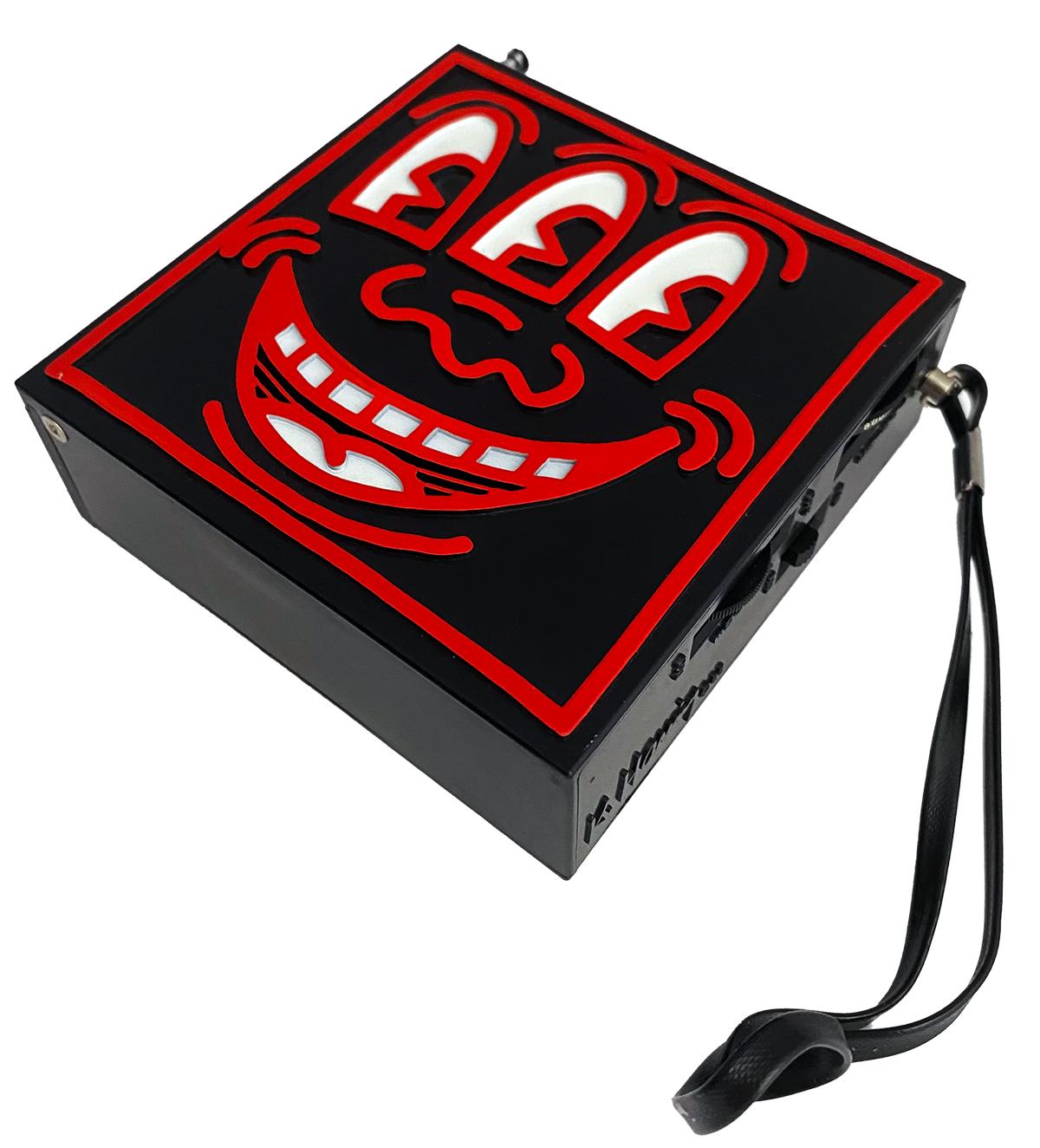 Keith Haring Pop Shop 1986:
Ein sehr gut erhaltenes Keith Haring Pop Shop Radio in der Originalverpackung. Verkauft im Pop Shop in New York um 1985. Mit einer auffälligen Unterschrift von Keith Haring auf der Schachtel und einer eingegossenen