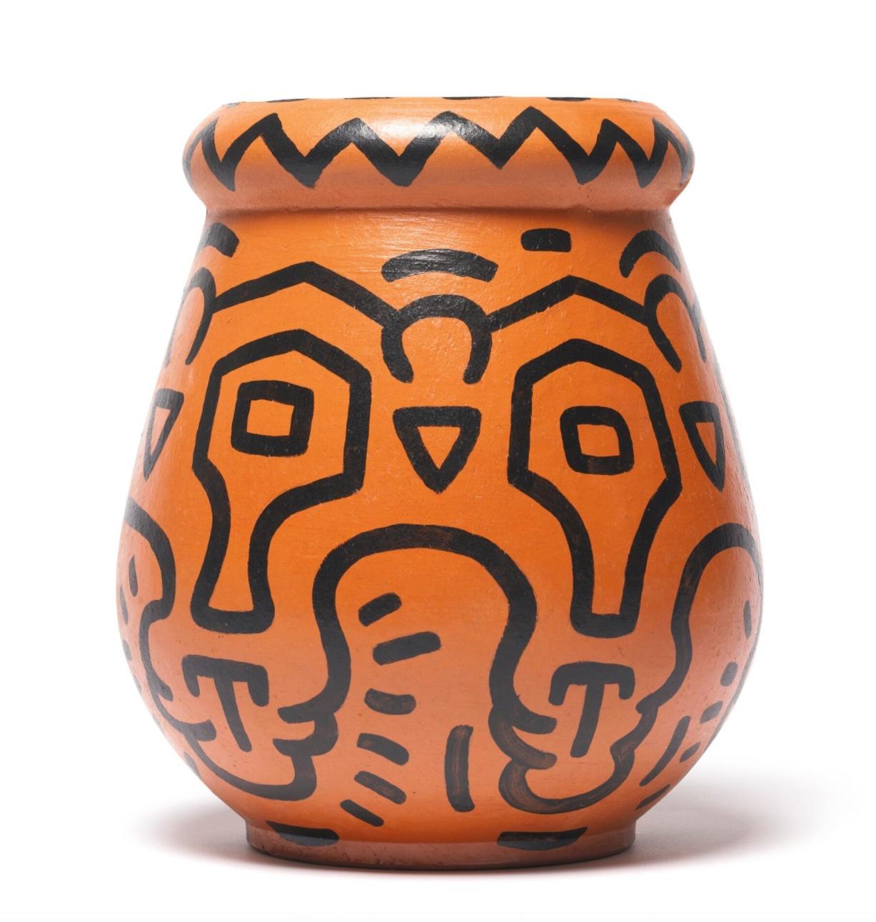 Die Keramikvase "Untitled" von Keith Haring ist eine glasierte und bemalte Vase aus Steingut von 1989. Es ist signiert, nummeriert und datiert '1/5 AP K. Haring. 1989" neben der nummerierten Auflage von 25 Exemplaren (die Gesamtauflage umfasst fünf