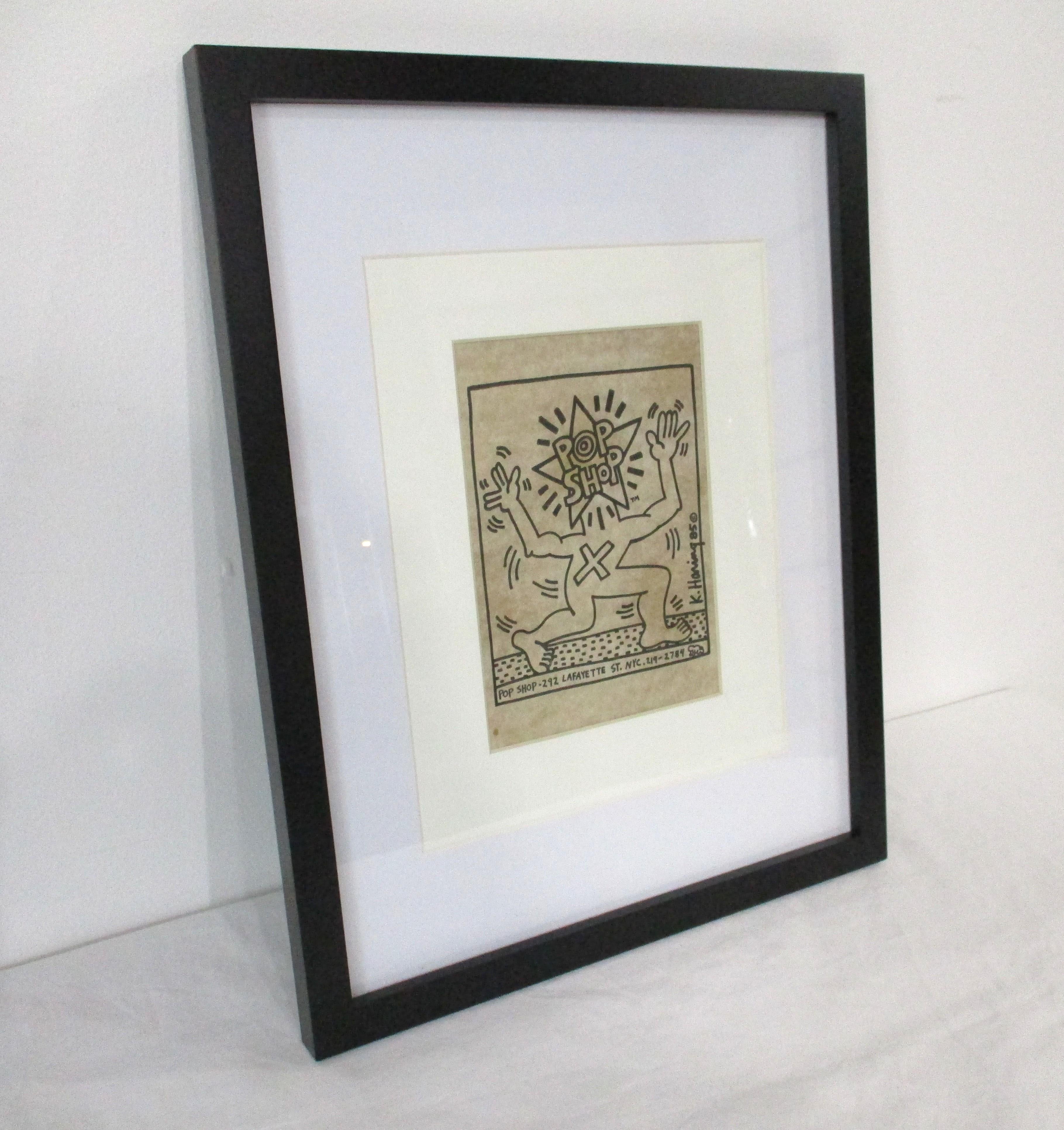 Eine gerahmte Offsetlithografie von Keith Harring aus dem berühmten Pop Shop in der 292 Lafayette Street NYC. Der Laden war eine angesagte Galerie für die Kunst von Keith Harring und seinen anderen Künstlerfreunden. In den 1980er Jahren war das